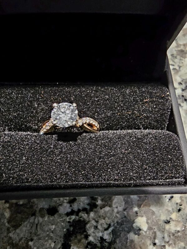 IGI 1.09 Carat D VS1 Round Lab Grown Diamond Ring - Image 2