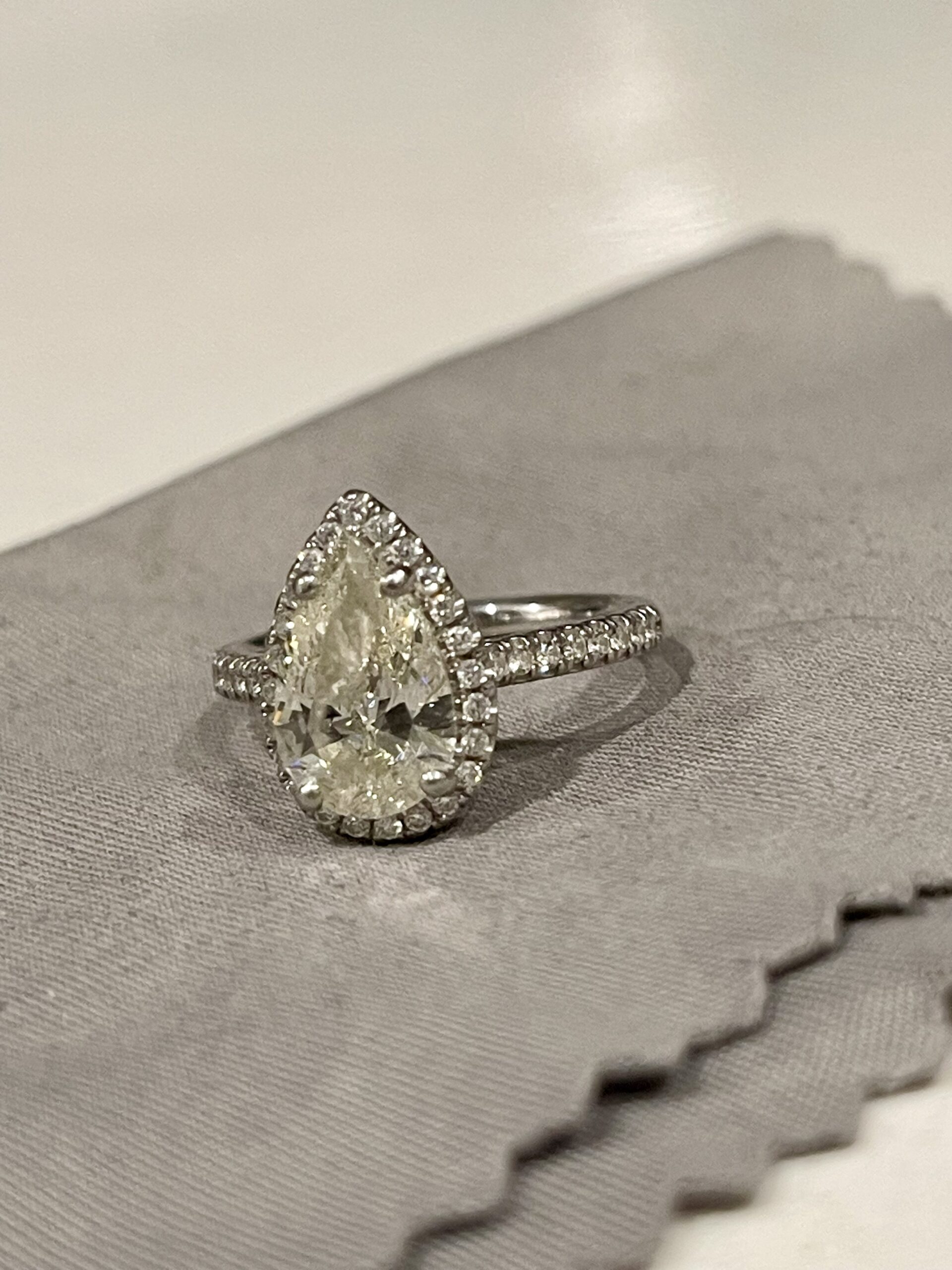 IGI 2.03 Carat K IF Pear Natural Diamond Diamond Ring - Image 4