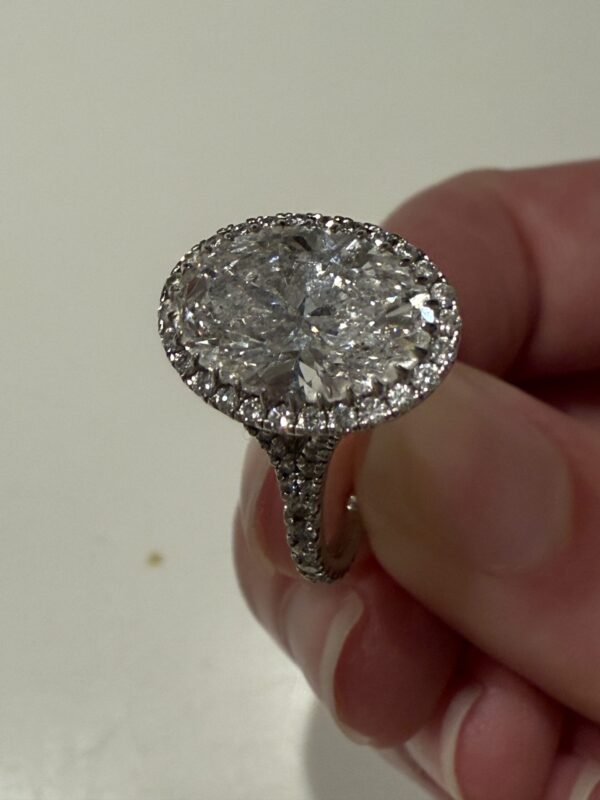 IGI 3.03 Carat D VVS2 Oval Lab Grown Diamond Ring - Image 3