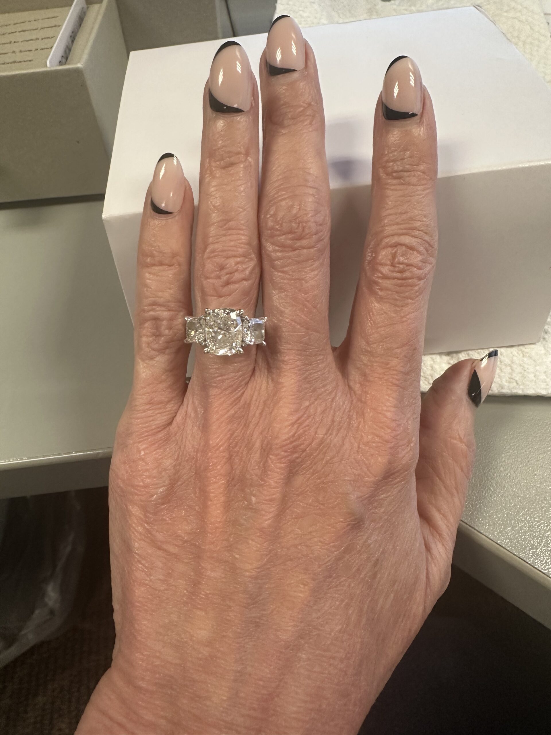 IGI 5.02 Carat Total Weight D VS2 Cushion Lab Grown Diamond Ring - Image 7