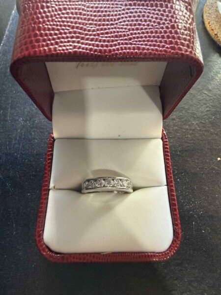 Not Sure/Unknown 1 Carat F VS1 Round Natural Diamond Diamond Ring