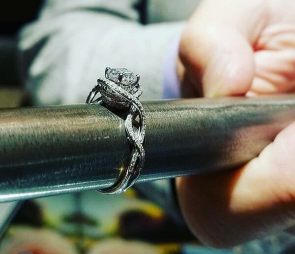 EGL 0.75 Carat H VS2 Round Natural Diamond Diamond Ring - Image 3