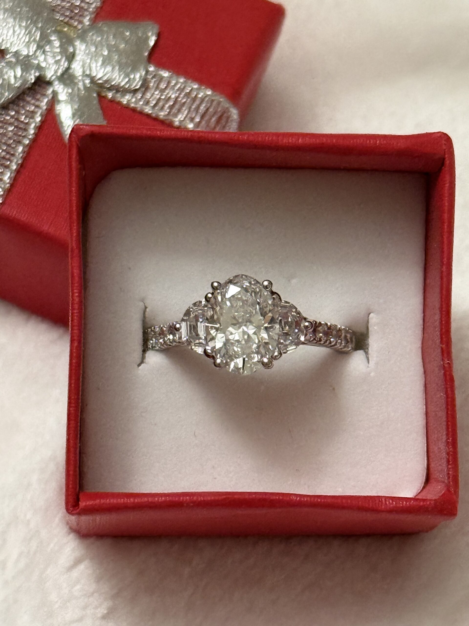 IGI 2.03 Carat E VVS2 Oval Lab Grown Diamond Ring - Image 15