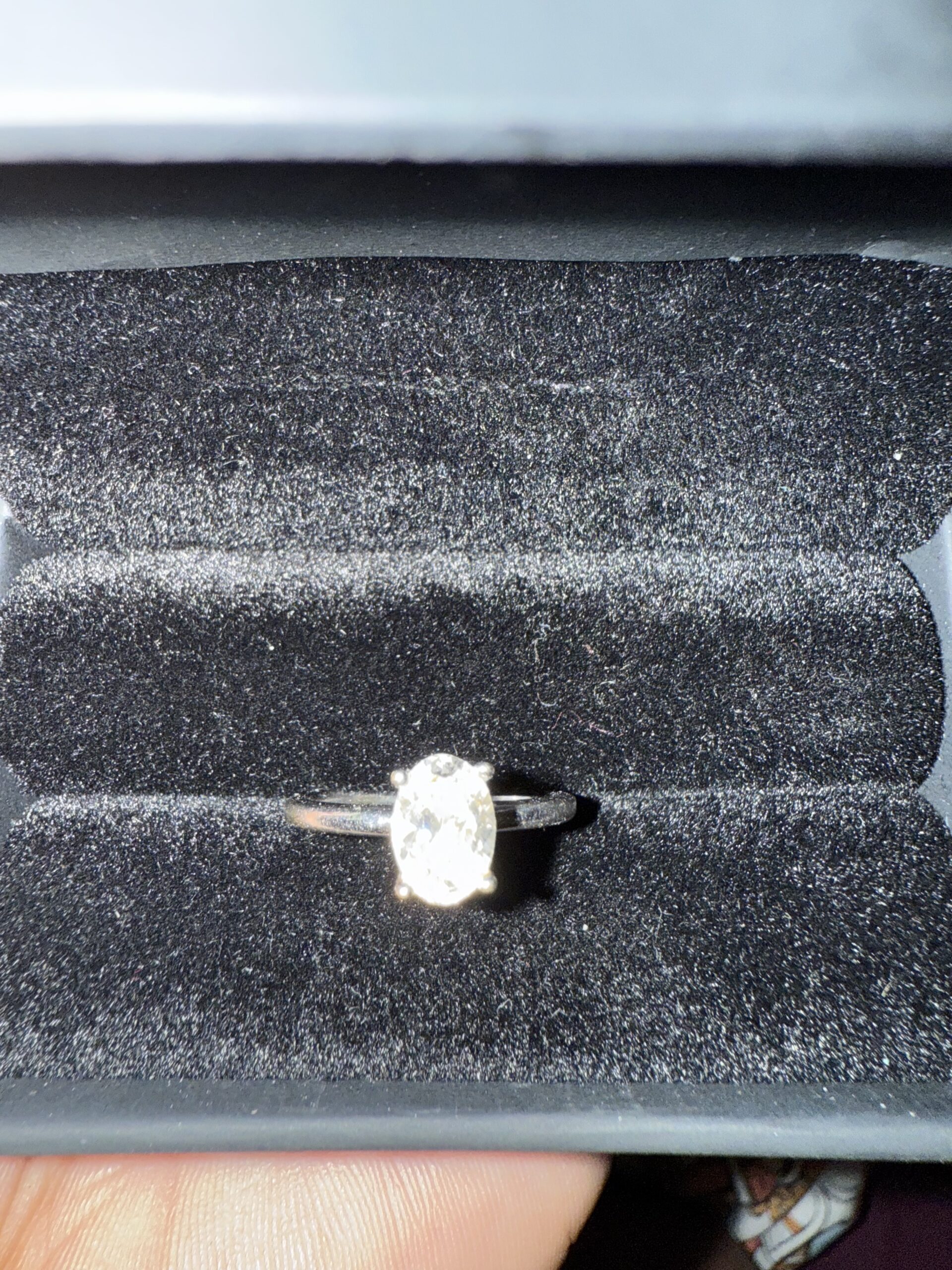 1.09 Carat D VVS2 Oval Lab Grown Diamond Ring - Image 3