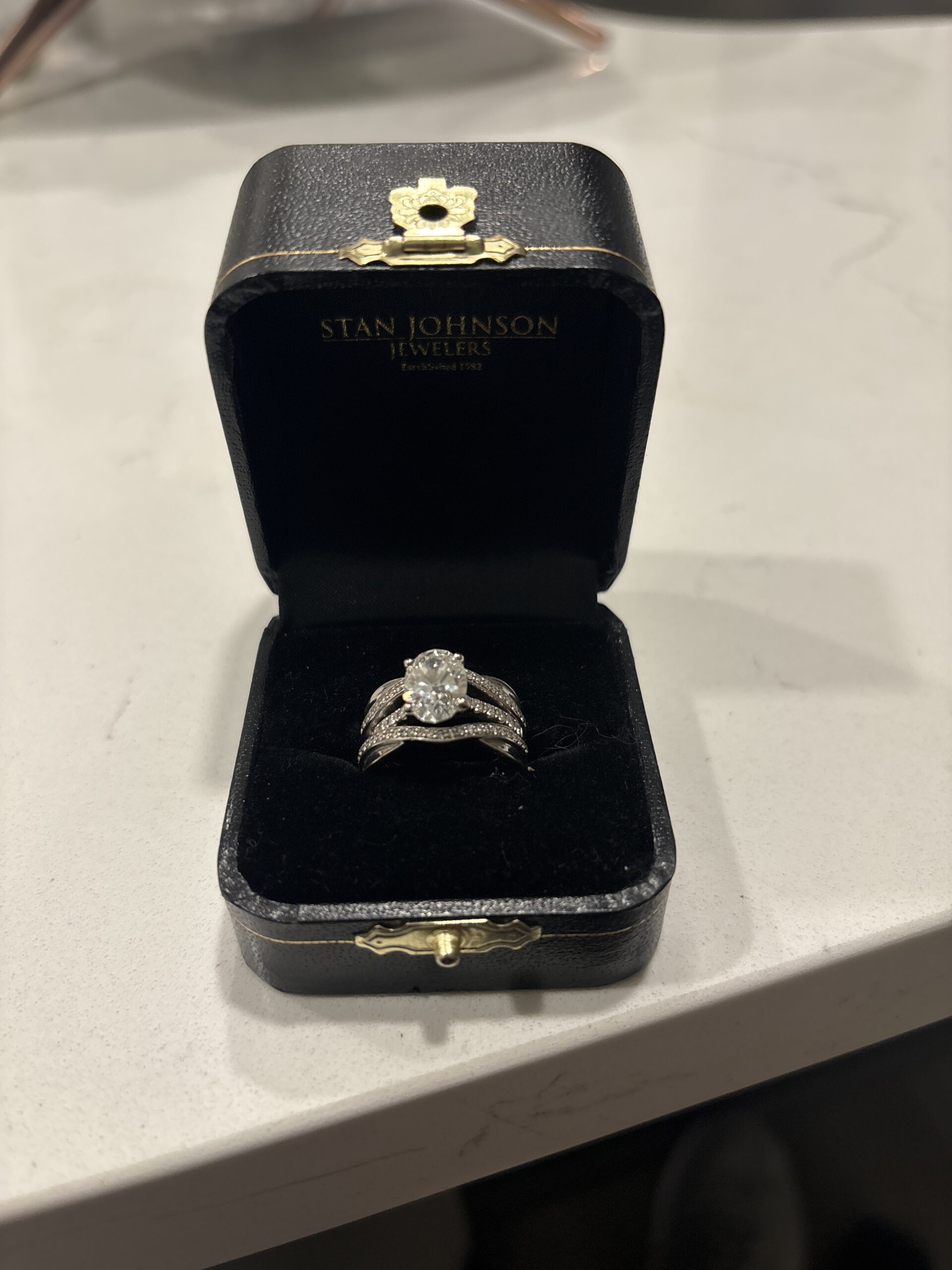 IGI 2.05 Carat F VS1 Oval Lab Grown Diamond Ring - Image 4