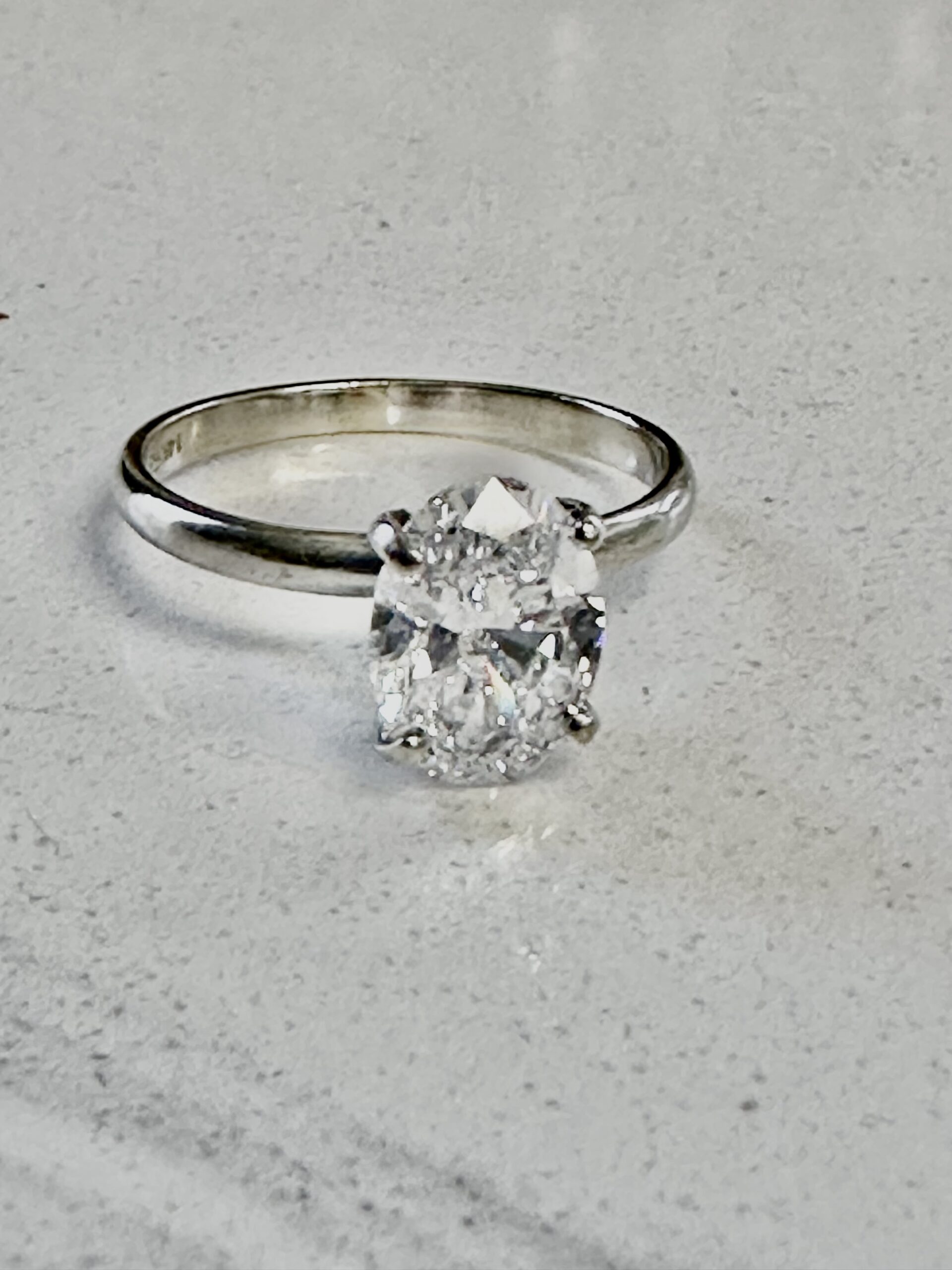 1.91 Carat D VVS2 Oval Lab Grown Diamond Ring - Image 4