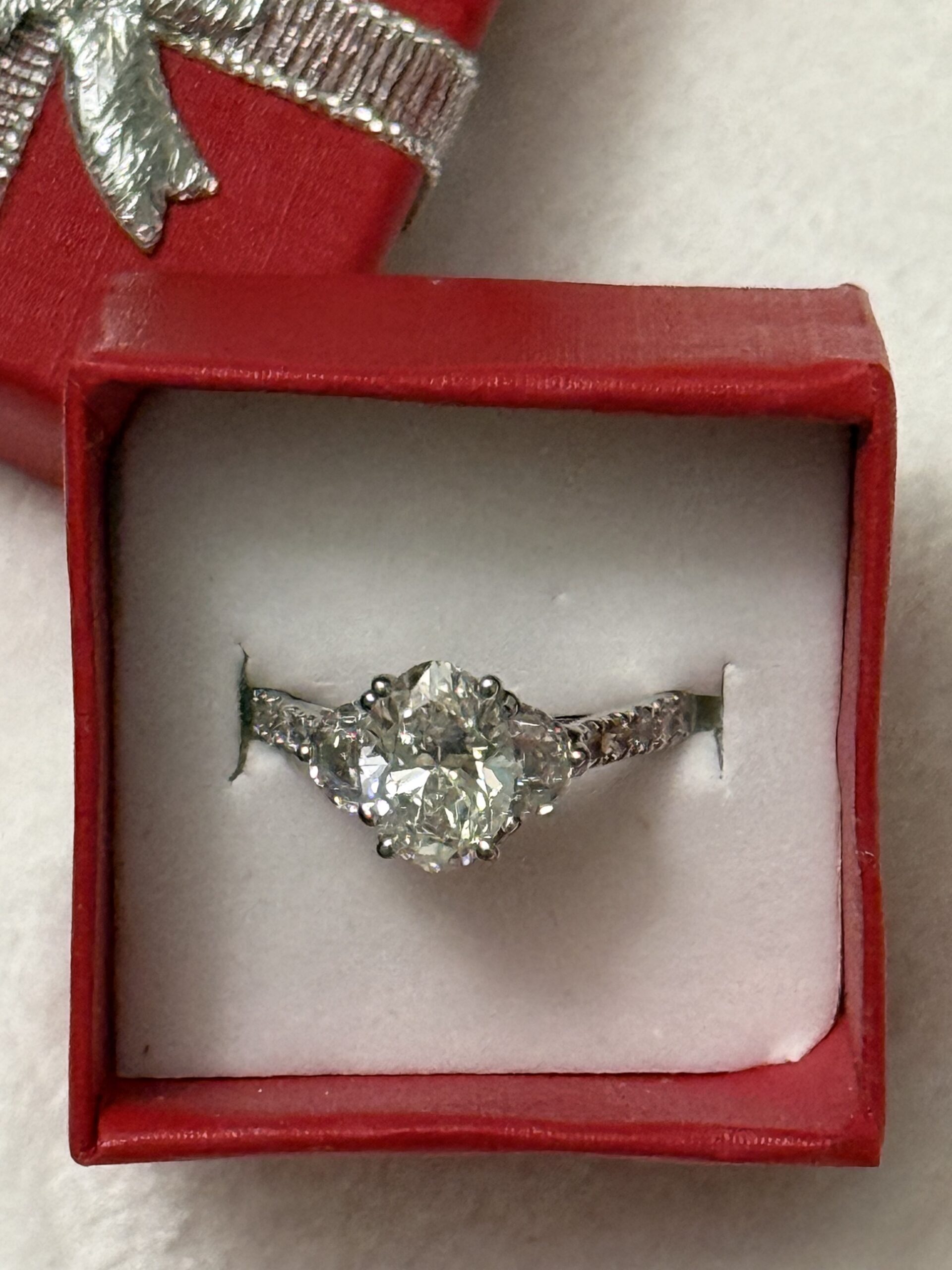 IGI 2.03 Carat E VVS2 Oval Lab Grown Diamond Ring - Image 16