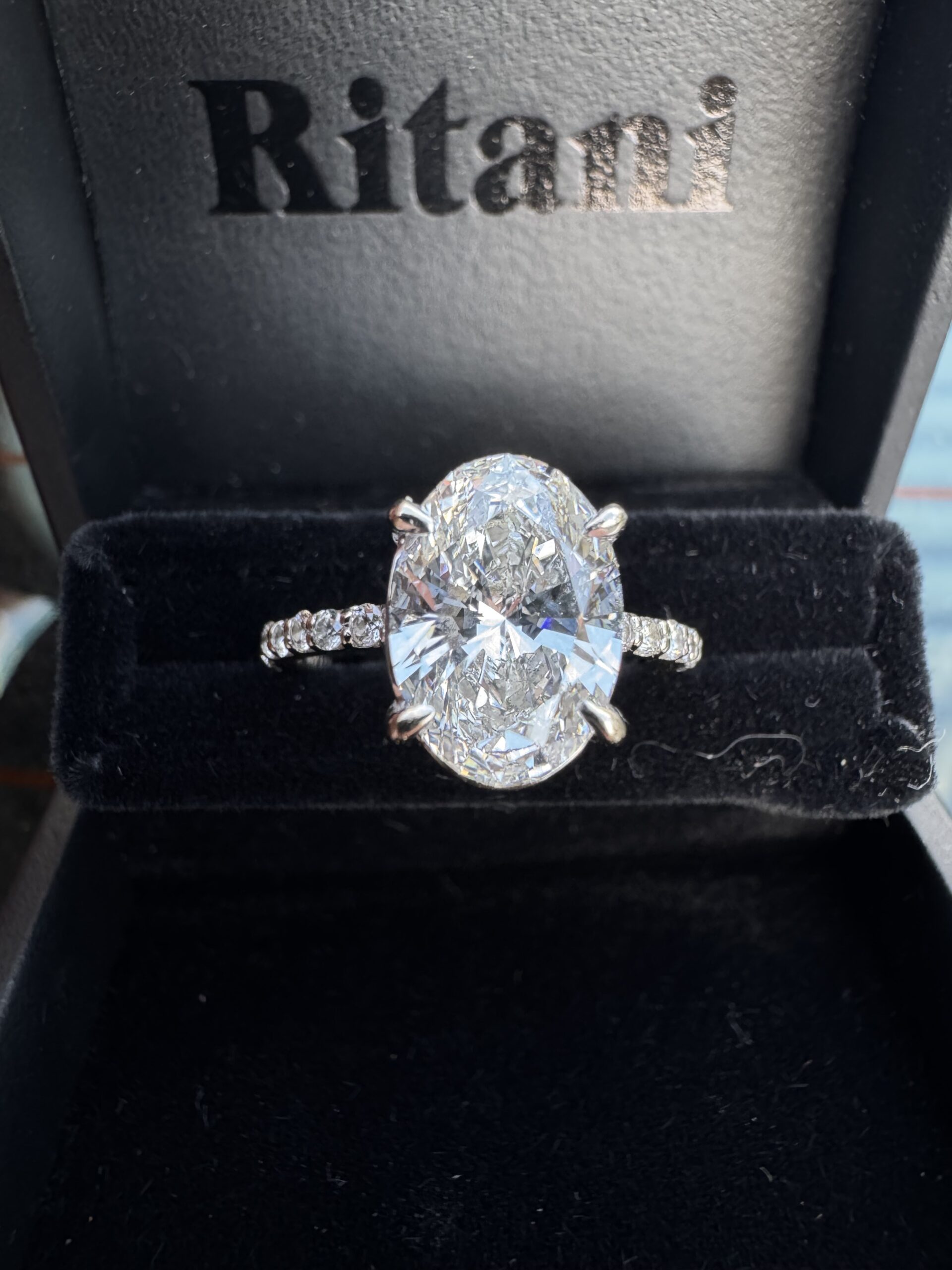 IGI 2.34 Carat D VVS1 Oval Lab Grown Diamond Ring - Image 12