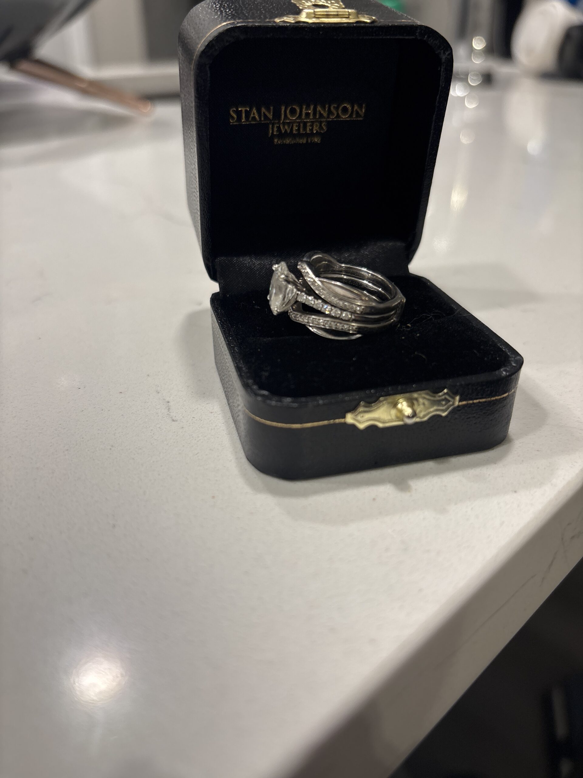 IGI 2.05 Carat F VS1 Oval Lab Grown Diamond Ring - Image 2