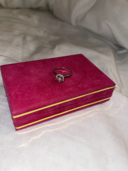 IGI 1.65 Carat G VVS2 Round Lab Grown Diamond Ring - Image 3