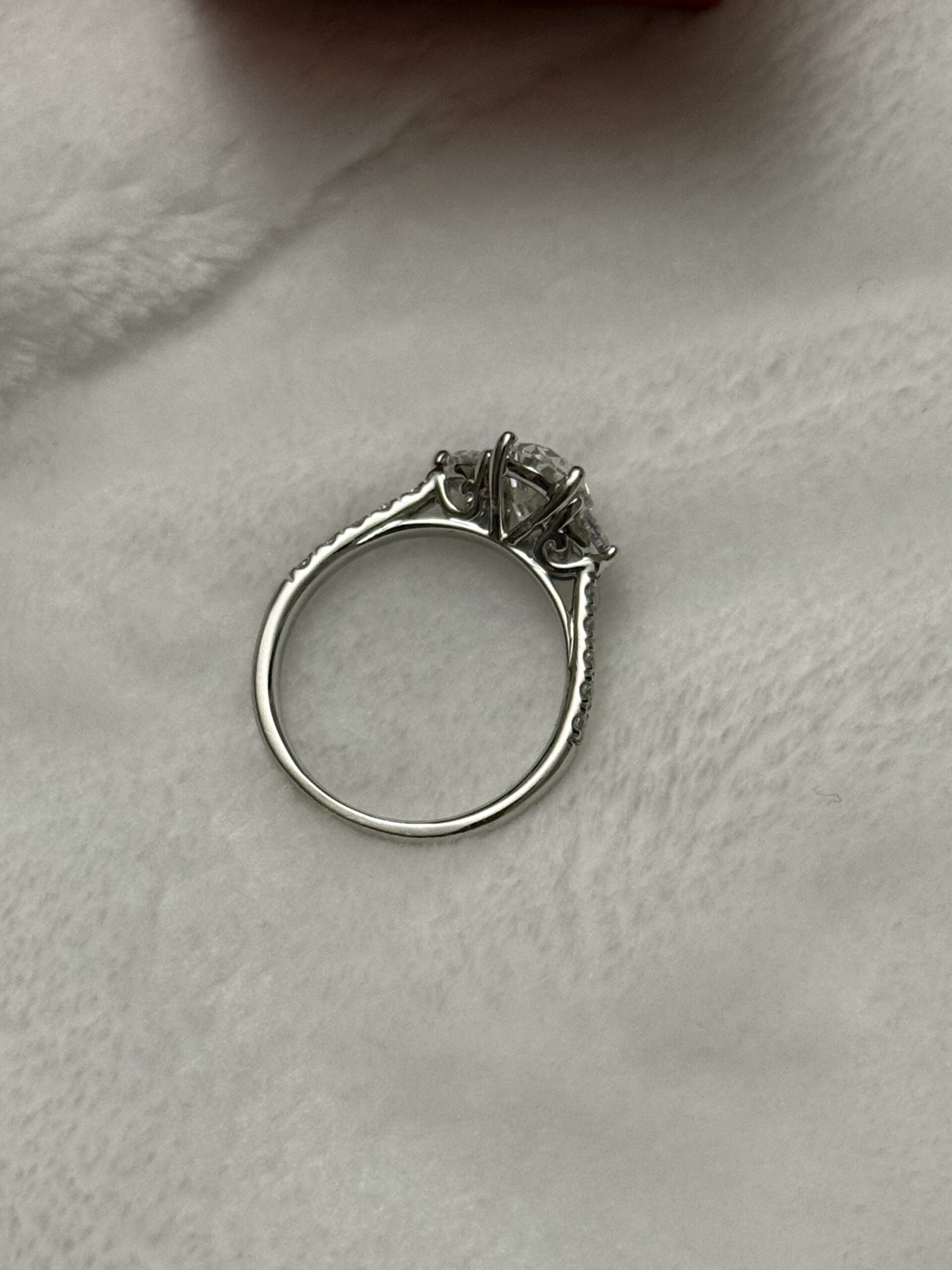 IGI 2.03 Carat E VVS2 Oval Lab Grown Diamond Ring - Image 6