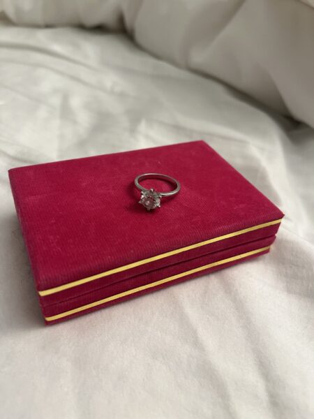 IGI 1.65 Carat G VVS2 Round Lab Grown Diamond Ring - Image 2