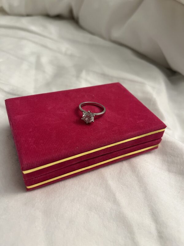 IGI 1.65 Carat G VVS2 Round Lab Grown Diamond Ring - Image 2