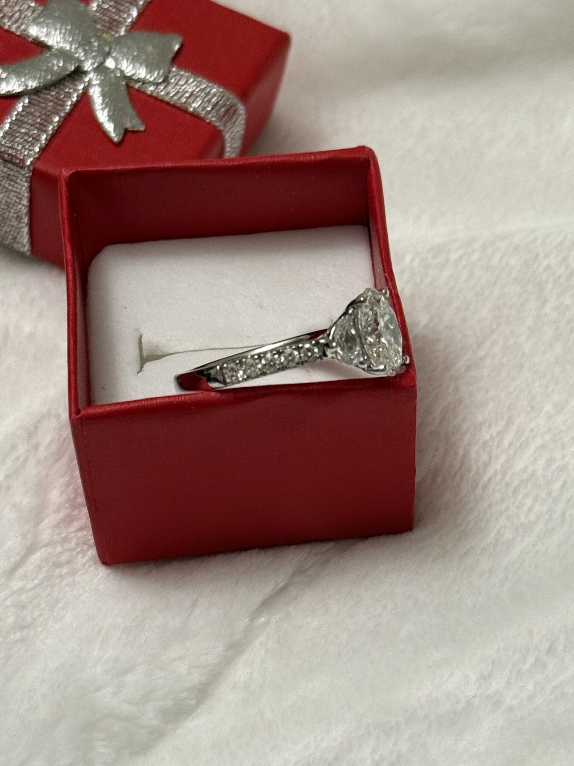 IGI 2.03 Carat E VVS2 Oval Lab Grown Diamond Ring - Image 5