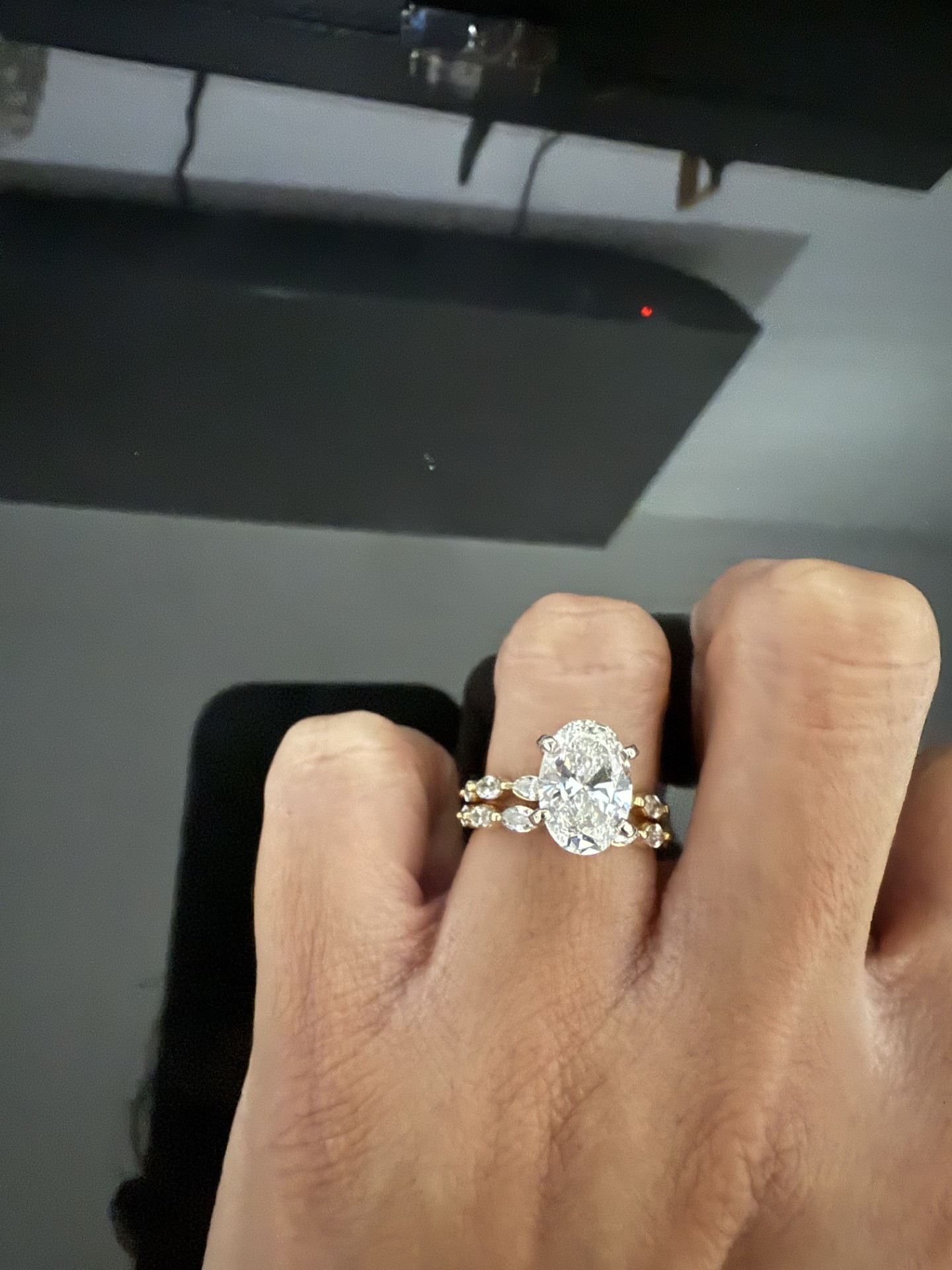 IGI 3 Carat F VS2 Oval Lab Grown Diamond Ring - Image 4