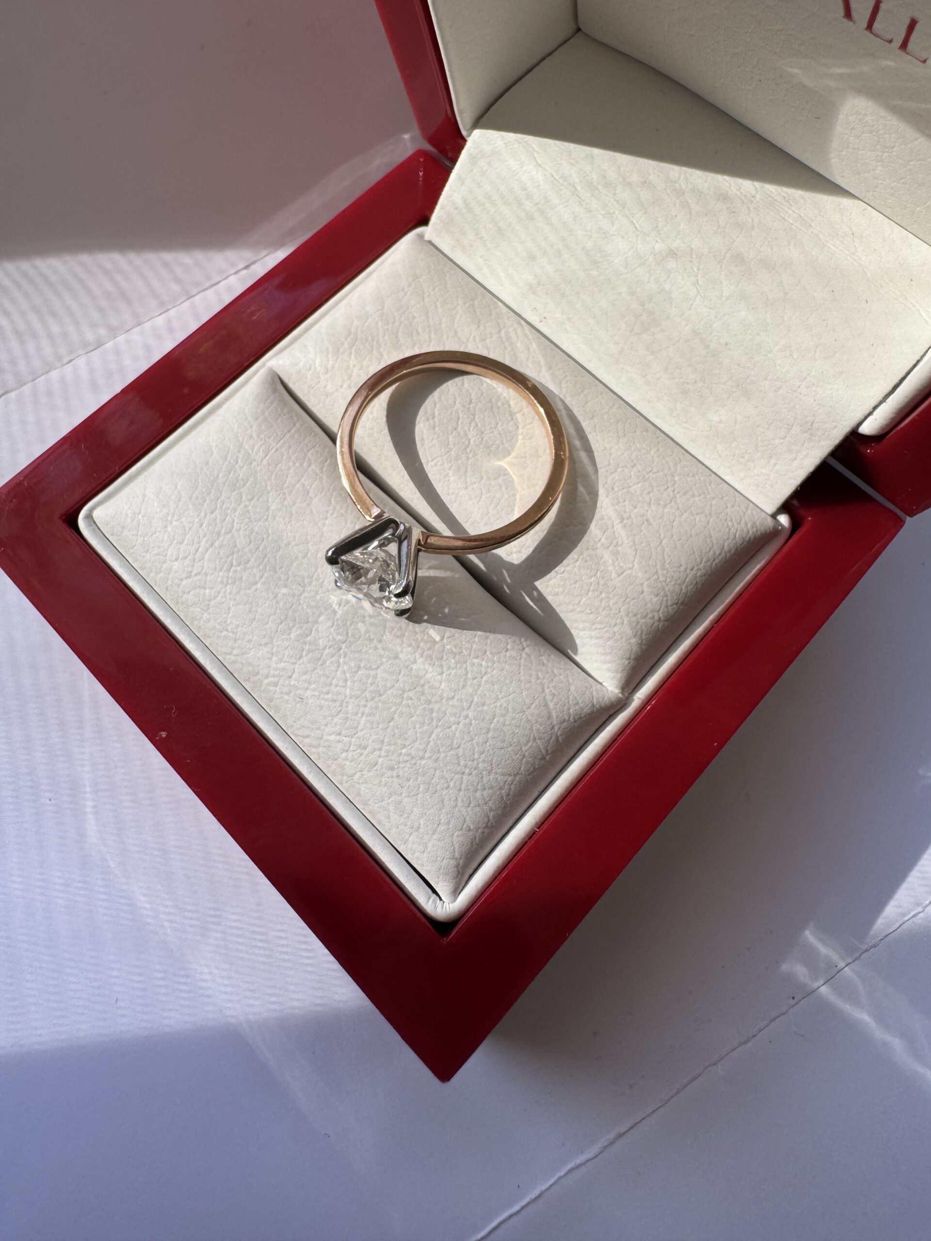 IGI 1.52 Carat F VS1 Round Lab Grown Diamond Ring - Image 2