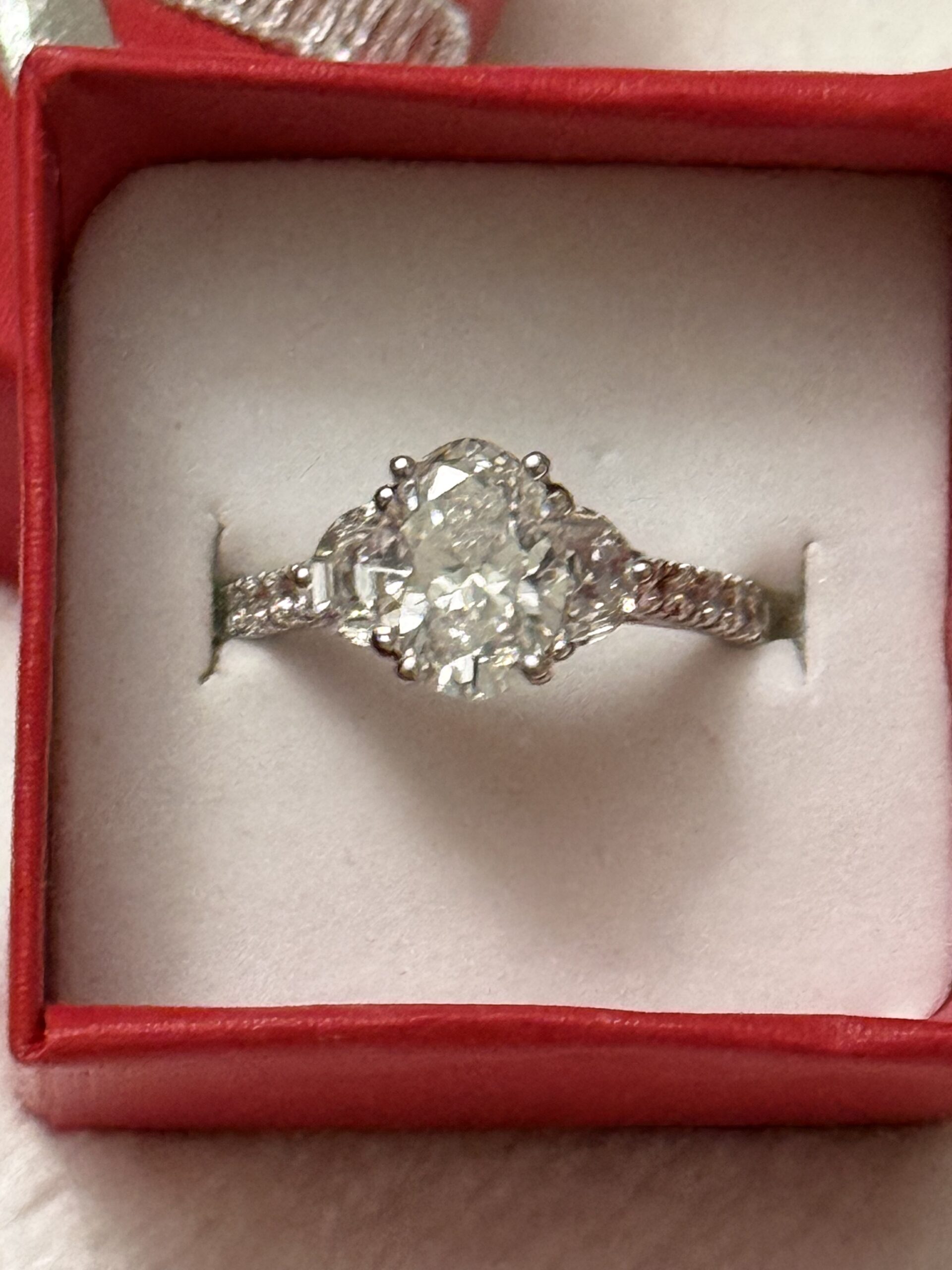 IGI 2.03 Carat E VVS2 Oval Lab Grown Diamond Ring - Image 14