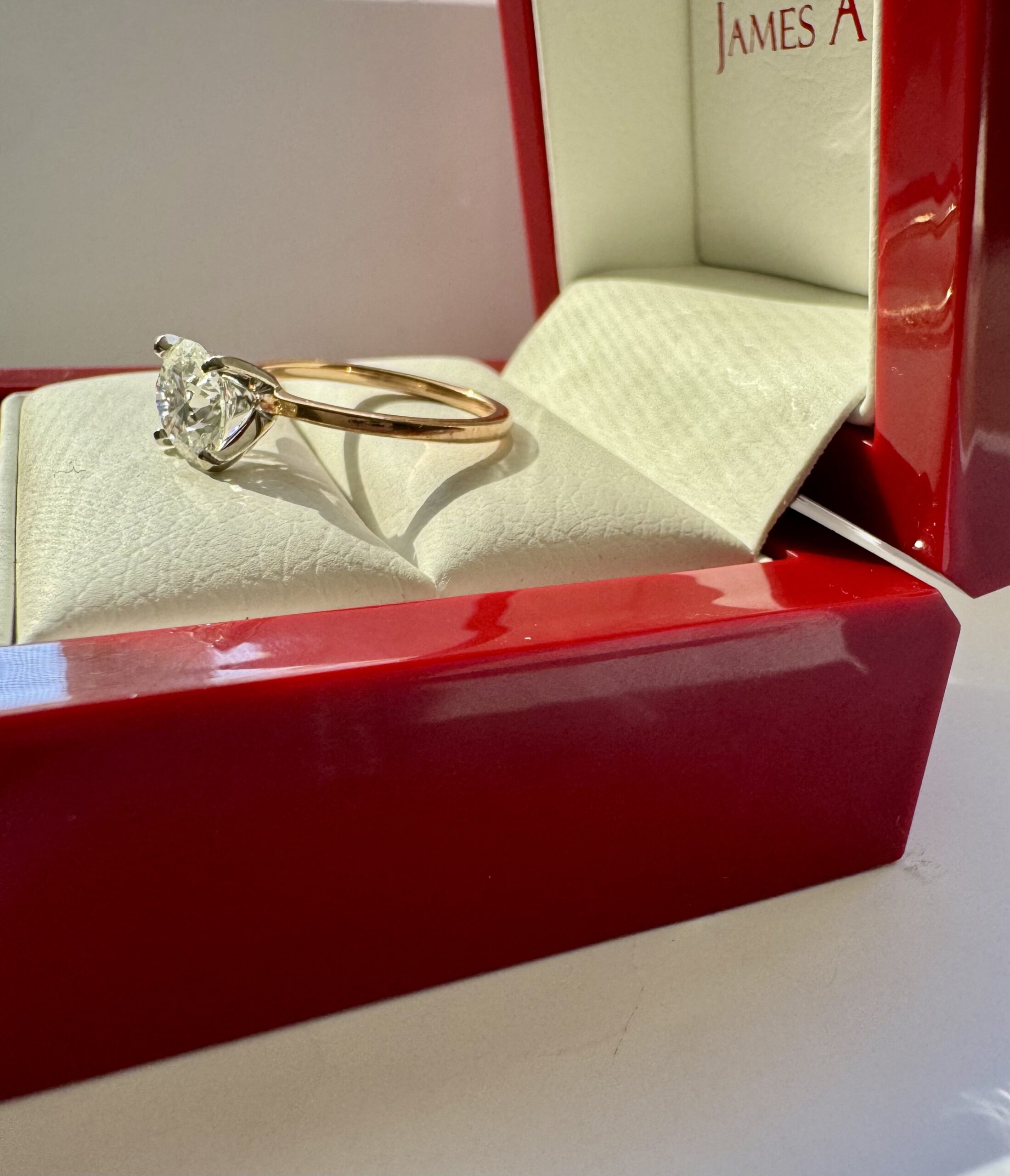 IGI 1.52 Carat F VS1 Round Lab Grown Diamond Ring - Image 4