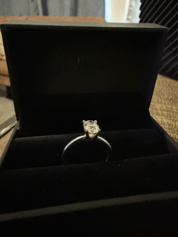 1.09 Carat D VVS2 Oval Lab Grown Diamond Ring - Image 6