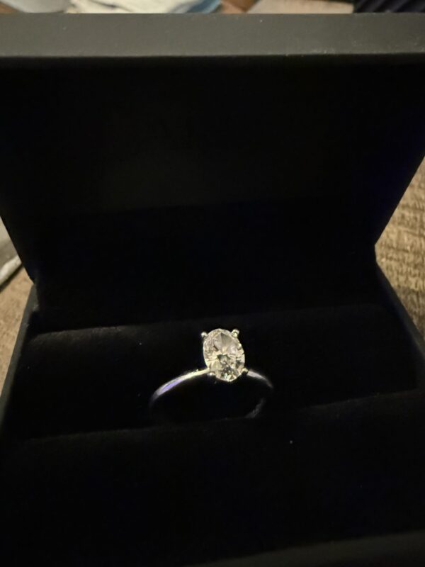 1.09 Carat D VVS2 Oval Lab Grown Diamond Ring - Image 5