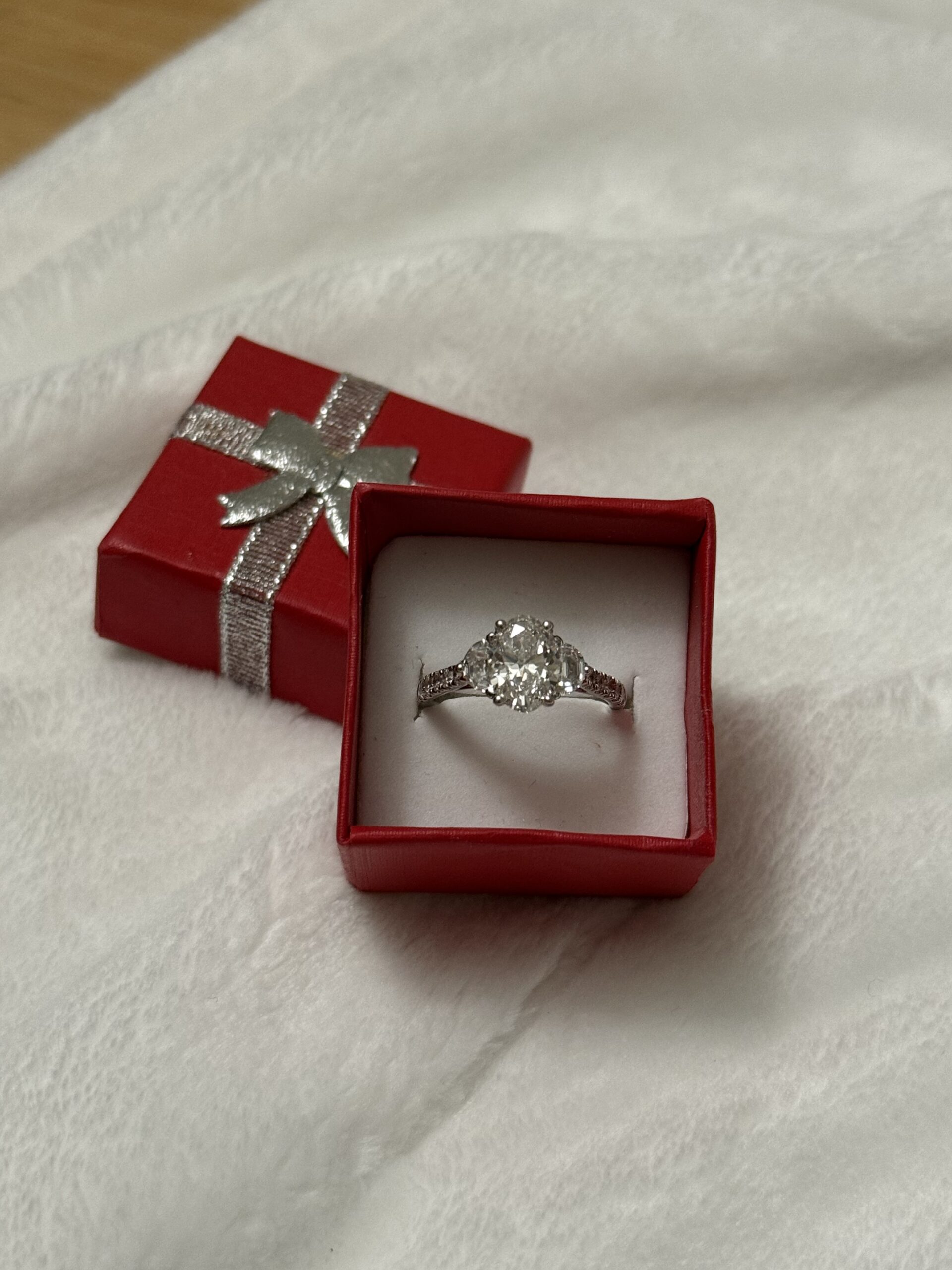 IGI 2.03 Carat E VVS2 Oval Lab Grown Diamond Ring - Image 3