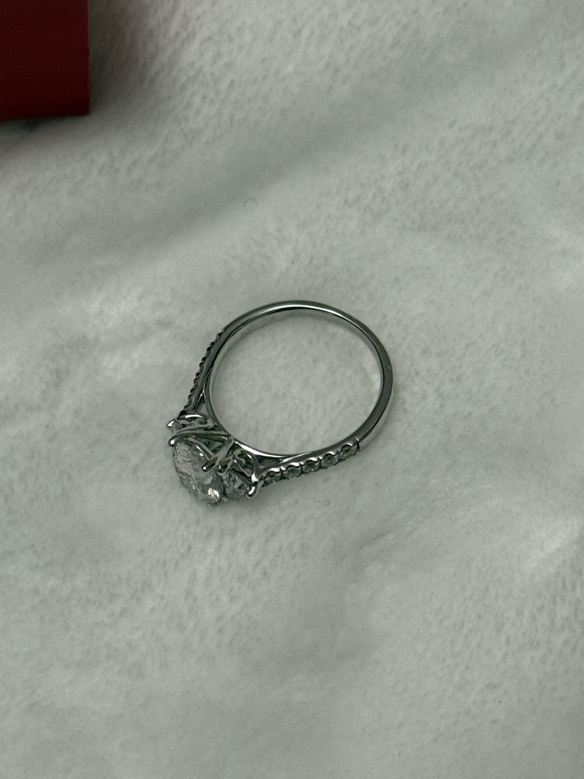 IGI 2.03 Carat E VVS2 Oval Lab Grown Diamond Ring - Image 9