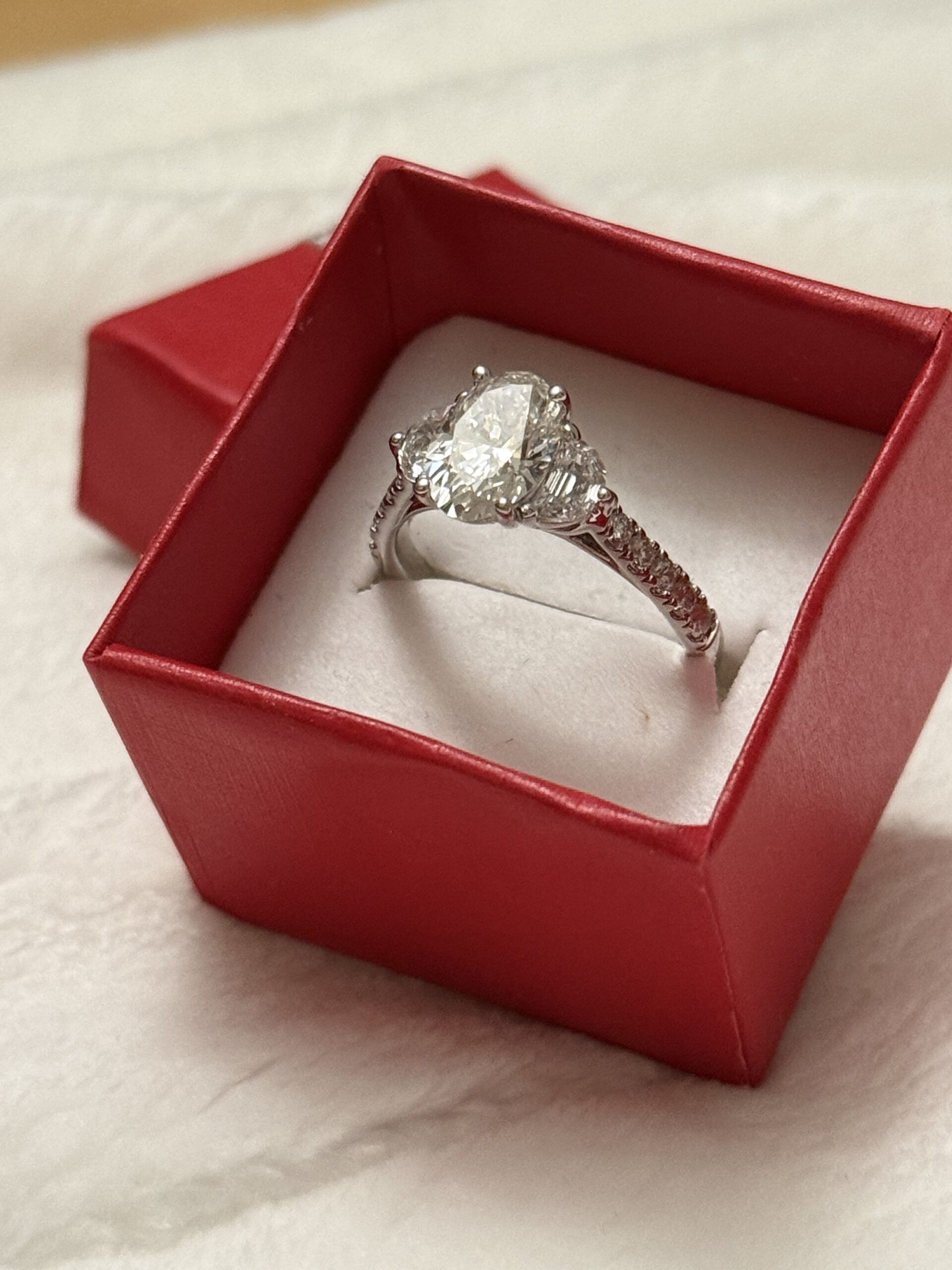 IGI 2.03 Carat E VVS2 Oval Lab Grown Diamond Ring - Image 4