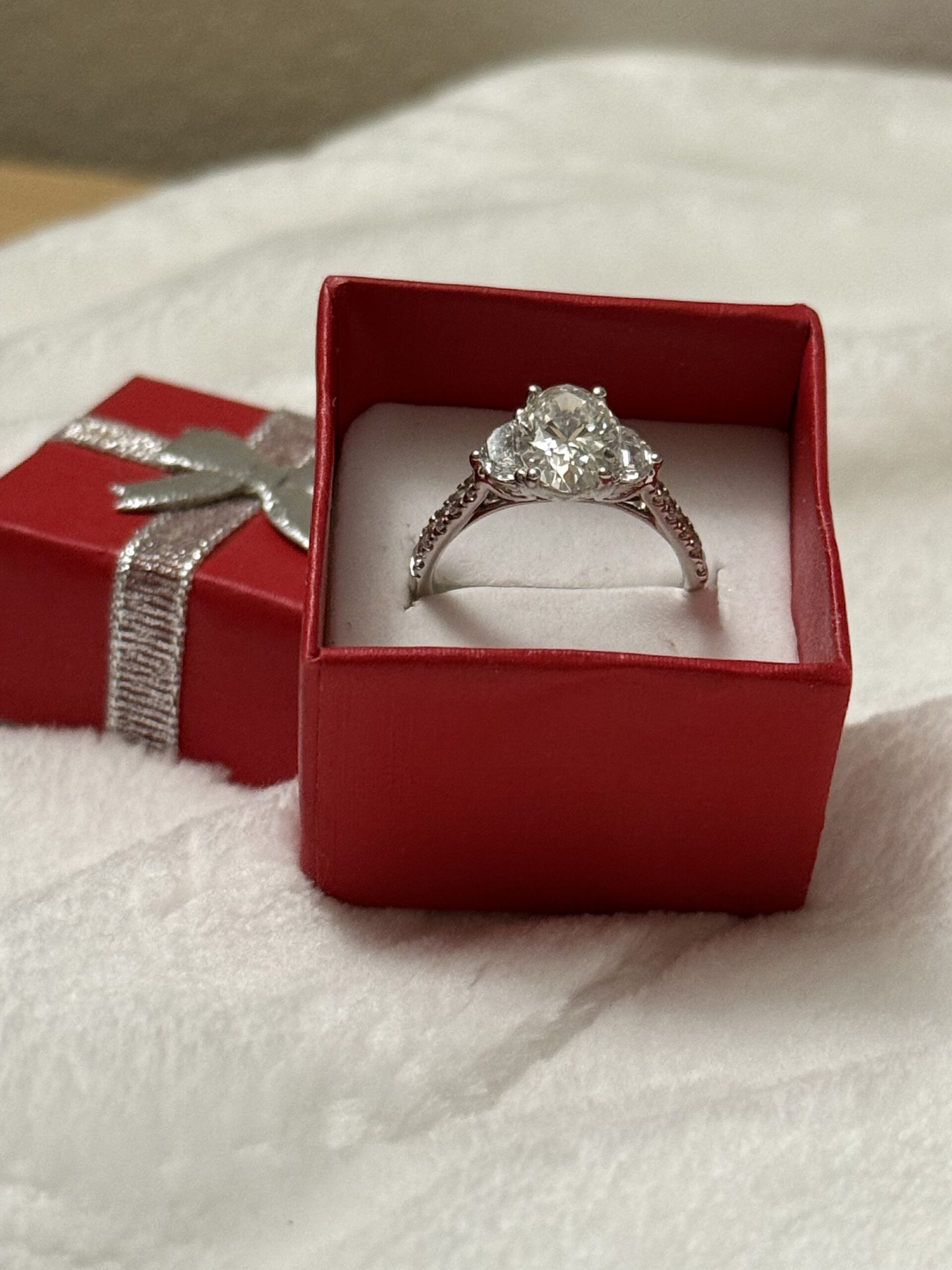 IGI 2.03 Carat E VVS2 Oval Lab Grown Diamond Ring - Image 2