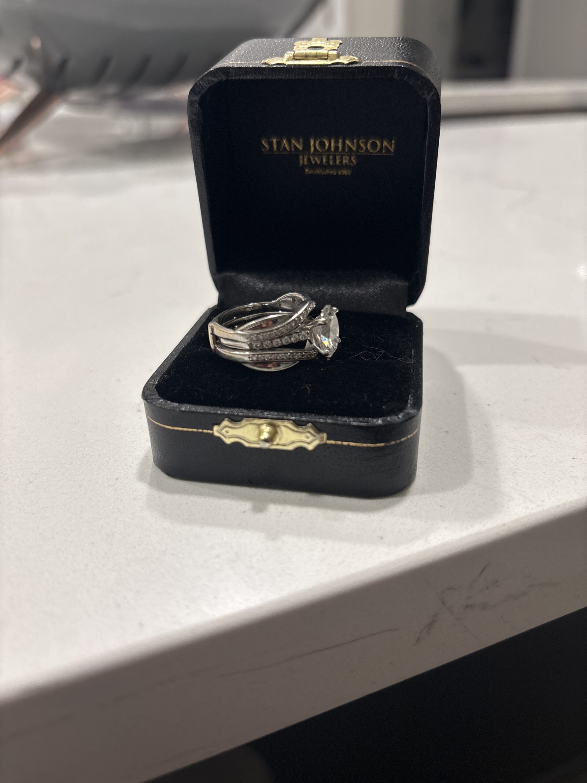 IGI 2.05 Carat F VS1 Oval Lab Grown Diamond Ring - Image 3