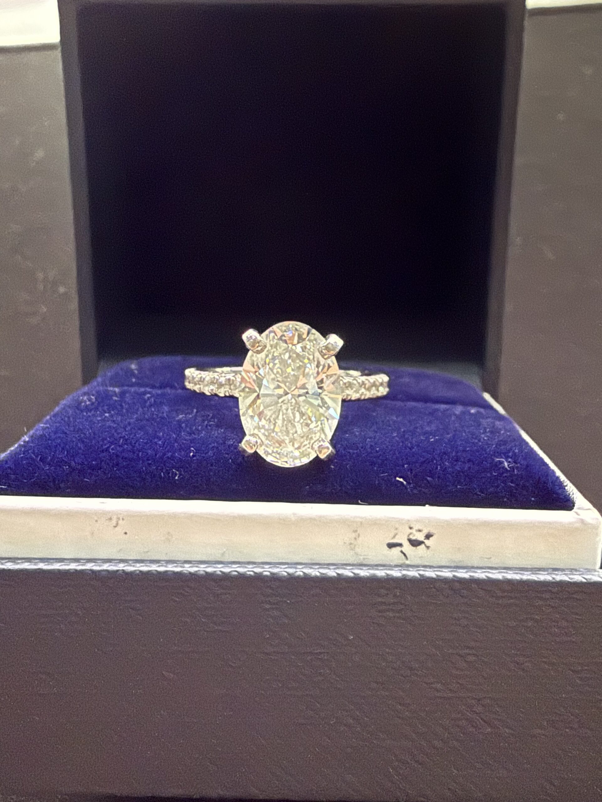 IGI 3.12 Carat F VVS1 Oval Lab Grown Diamond Ring - Image 2