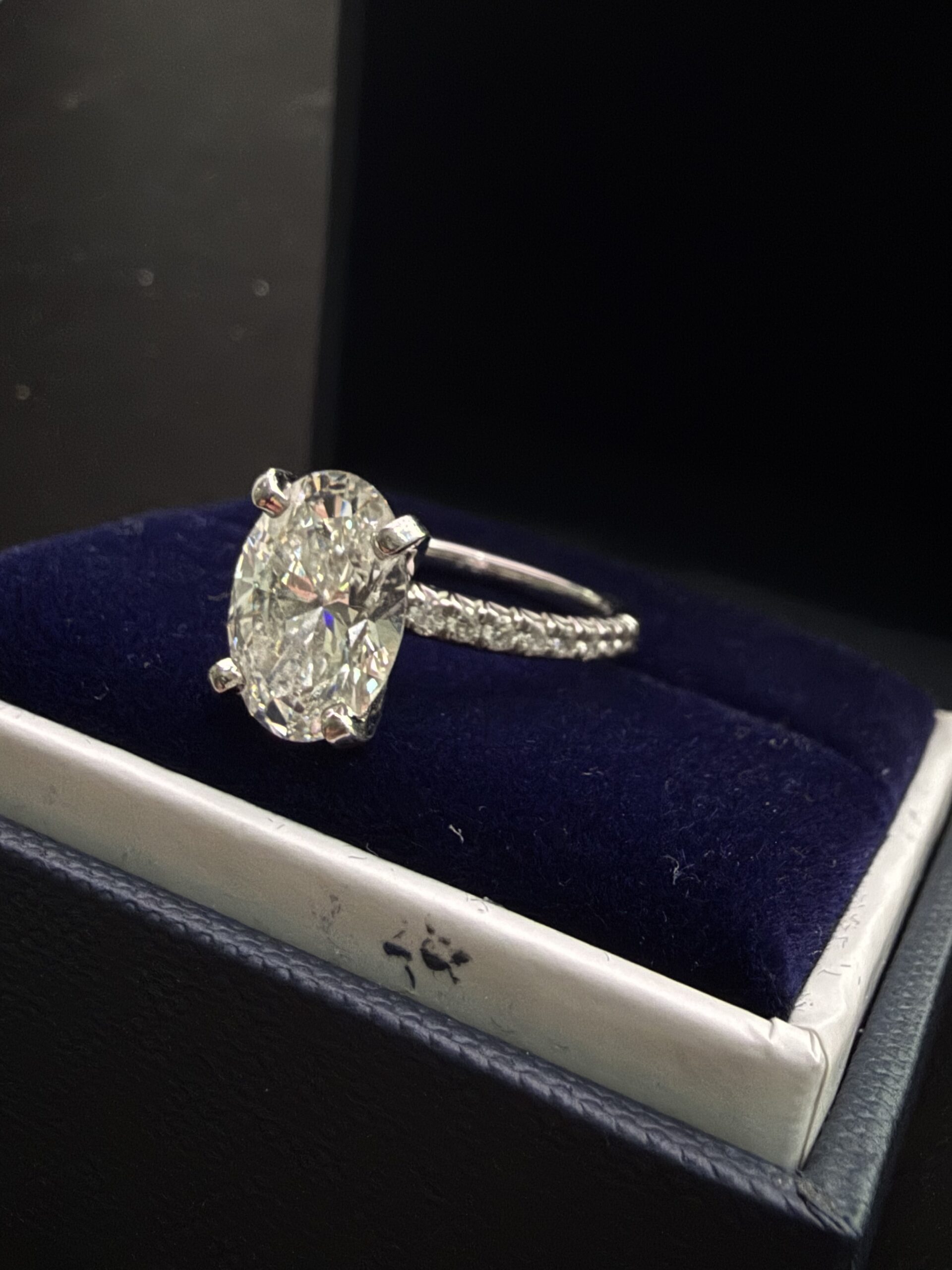 IGI 3.12 Carat F VVS1 Oval Lab Grown Diamond Ring - Image 4