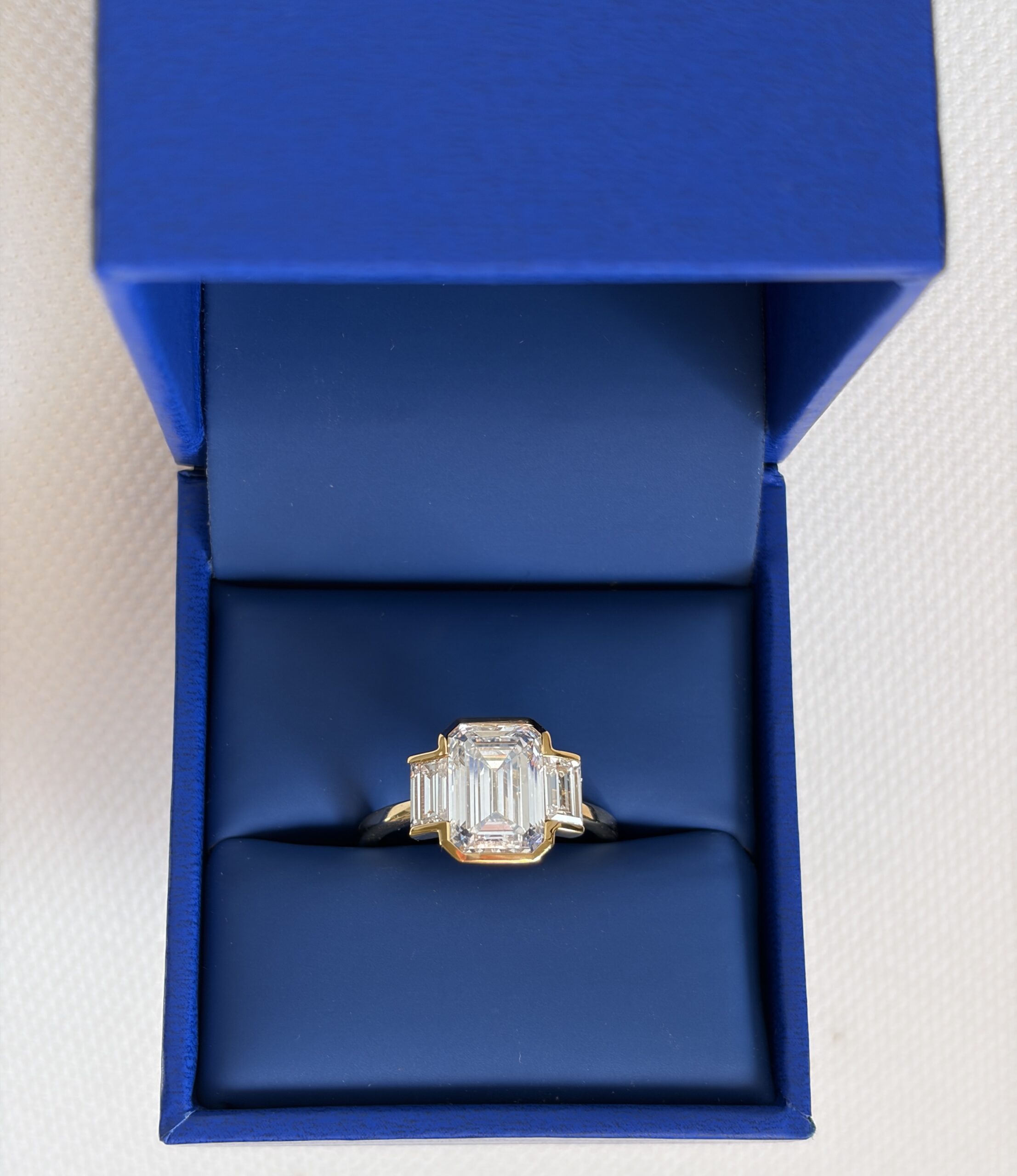 IGI 2.81 Carat E VVS2 Emerald Lab Grown Diamond Ring - Image 7