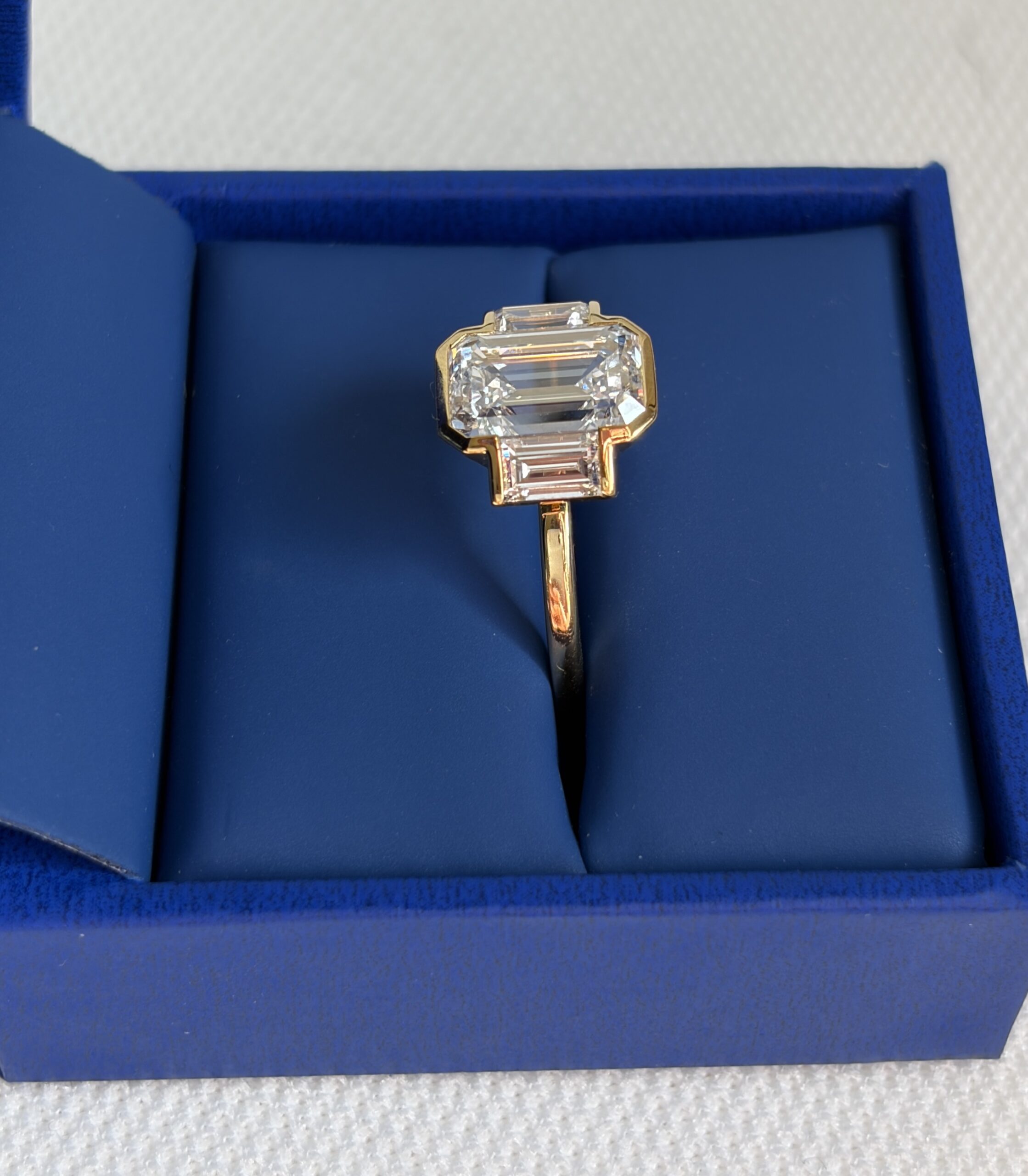 IGI 2.81 Carat E VVS2 Emerald Lab Grown Diamond Ring - Image 3