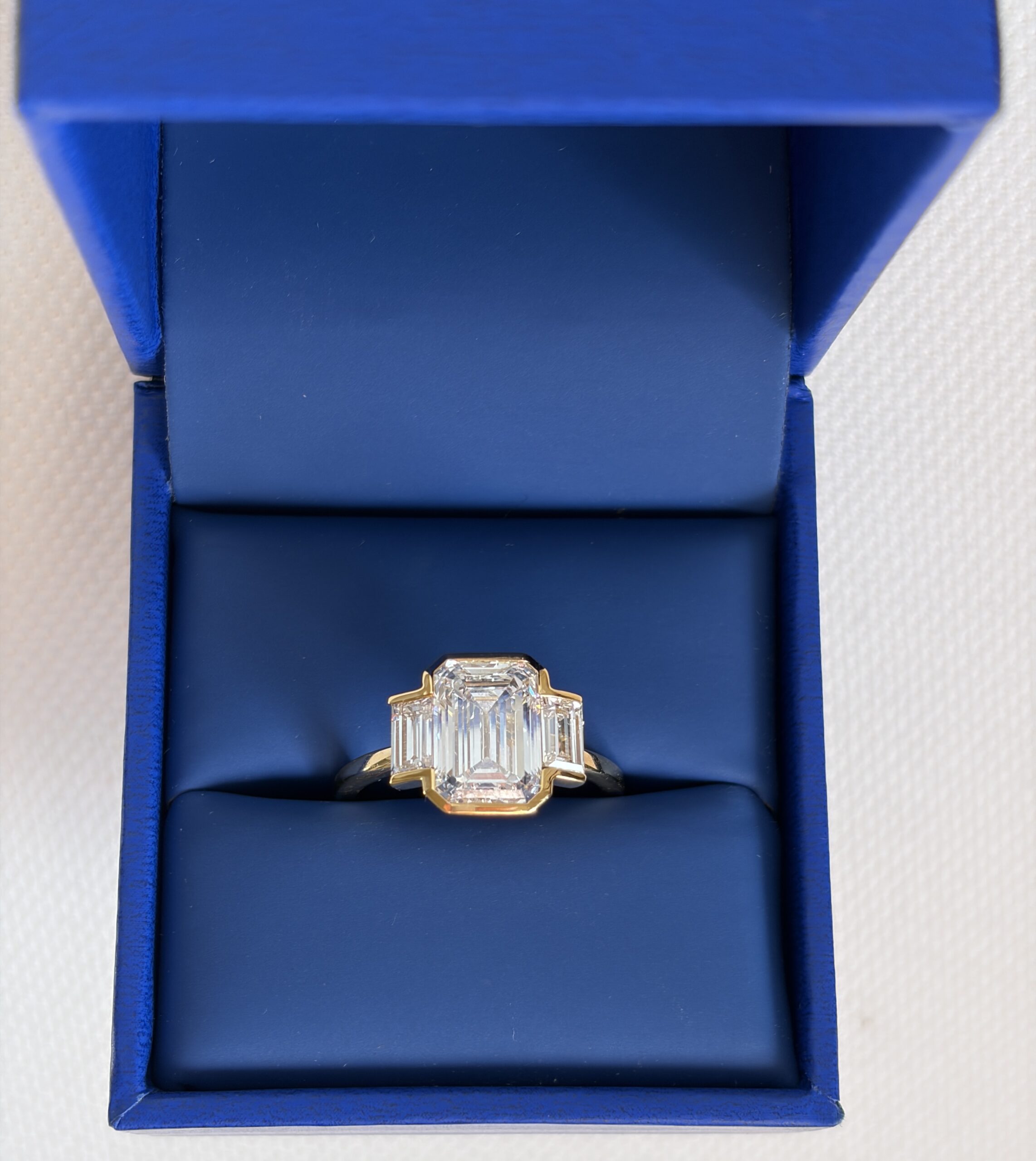 IGI 2.81 Carat E VVS2 Emerald Lab Grown Diamond Ring - Image 6