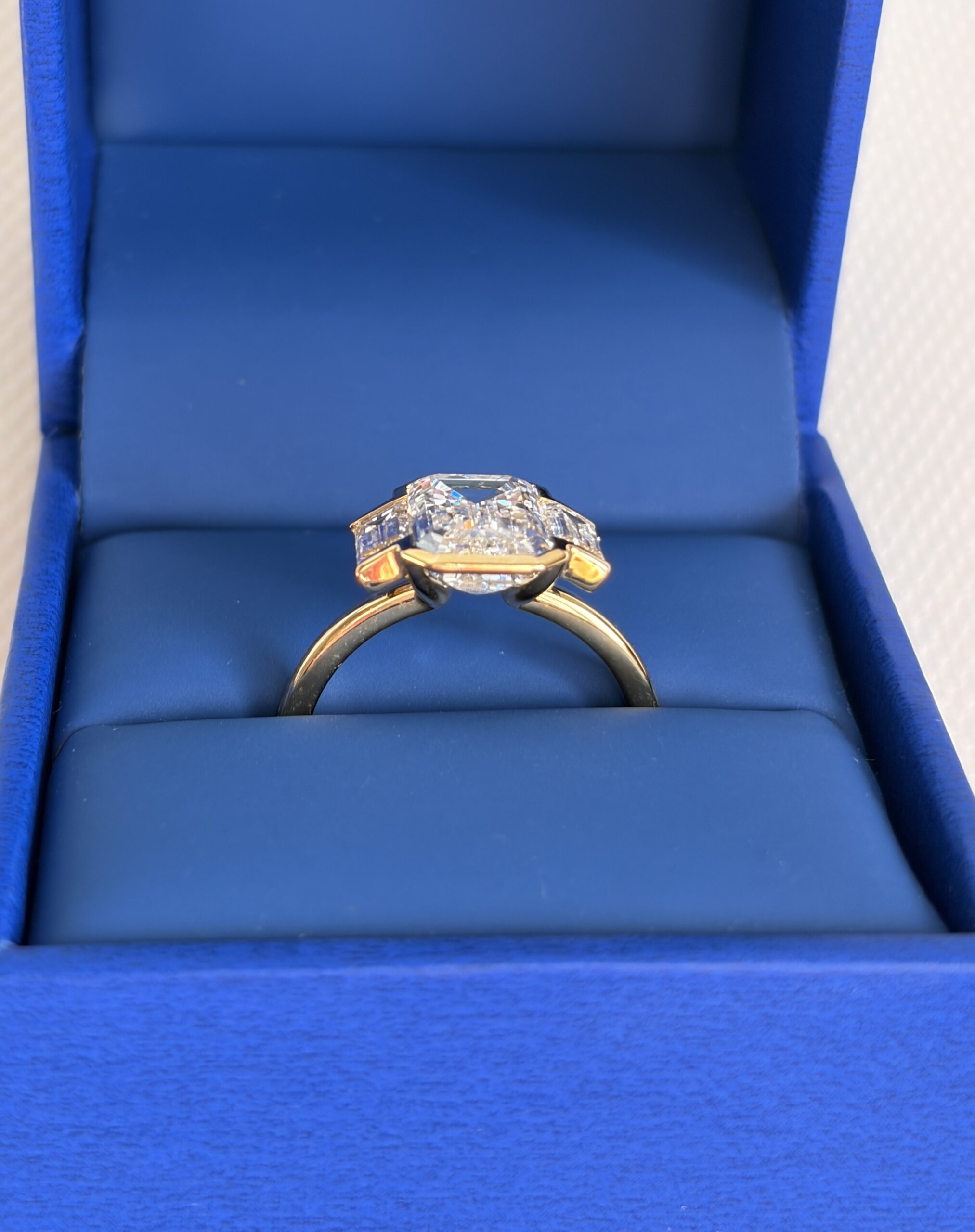 IGI 2.81 Carat E VVS2 Emerald Lab Grown Diamond Ring - Image 8