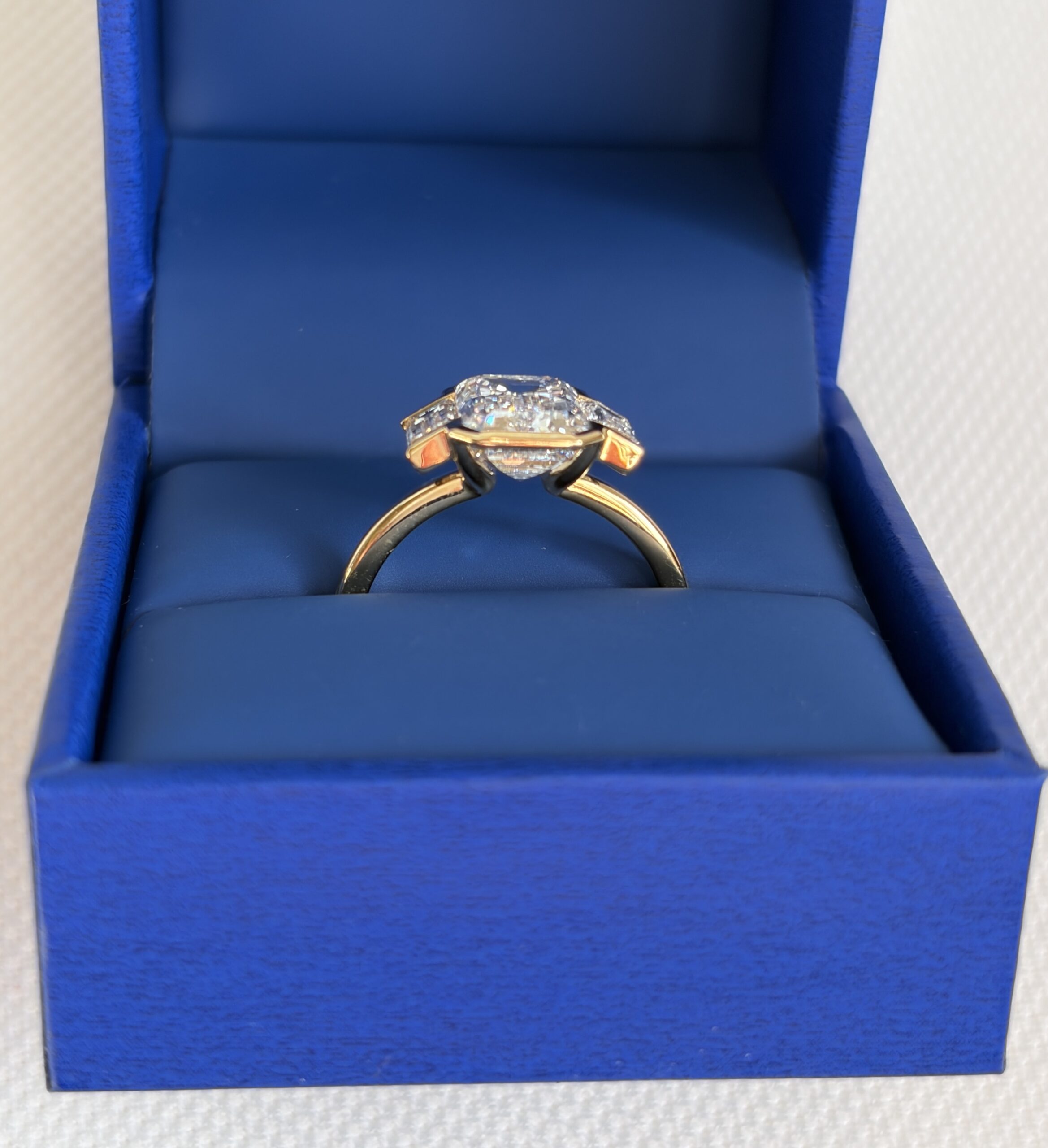 IGI 2.81 Carat E VVS2 Emerald Lab Grown Diamond Ring - Image 5