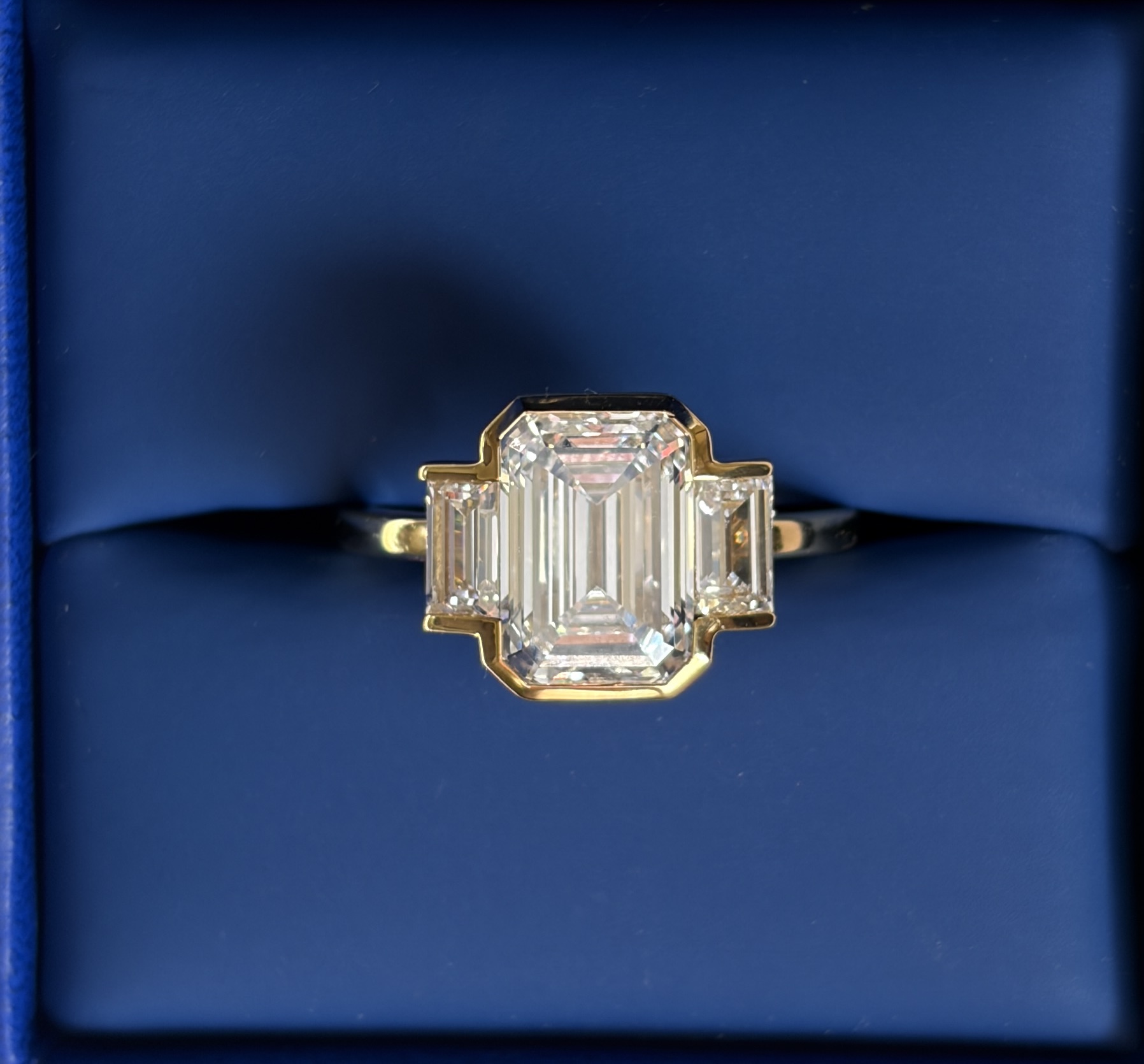 IGI 2.81 Carat E VVS2 Emerald Lab Grown Diamond Ring - Image 4