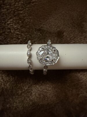 IGI 0.92 Carat G SI1 Oval Lab Grown Diamond Ring