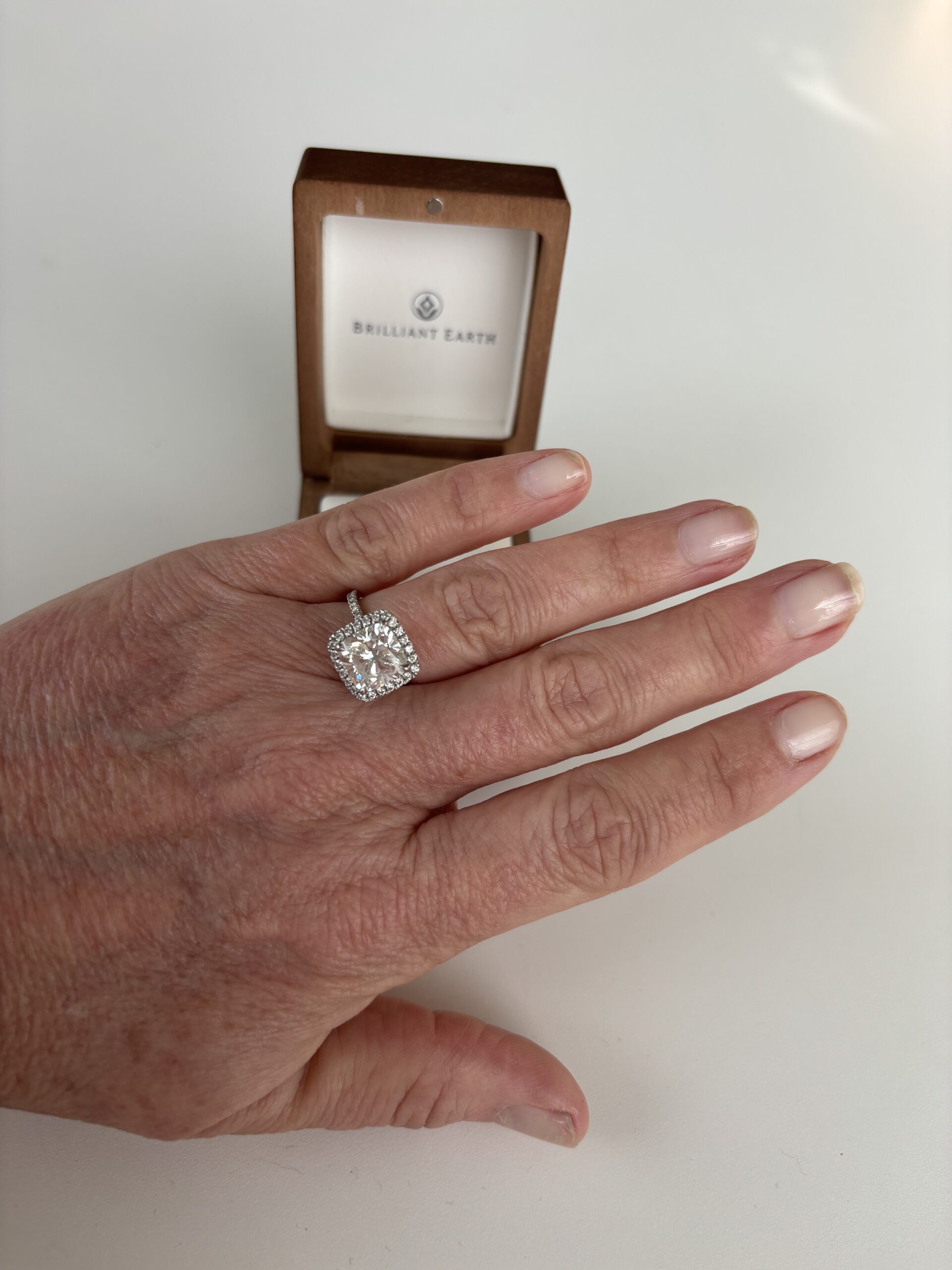 IGI 3.12 Carat G VVS2 Cushion Lab Grown Diamond Ring - Image 2