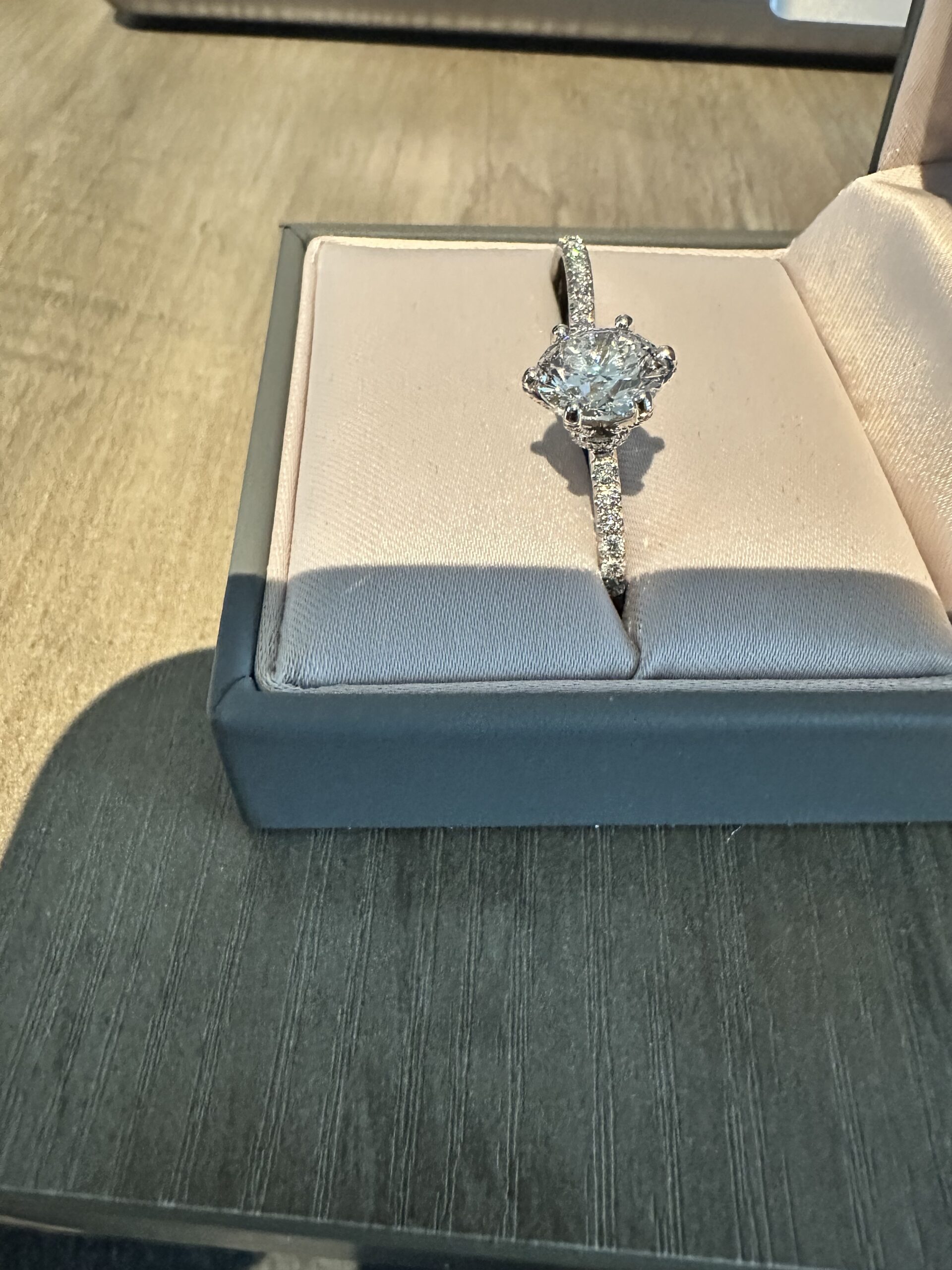 IGI 3.03 Carat E VVS2 Round Lab Grown Diamond Ring - Image 3