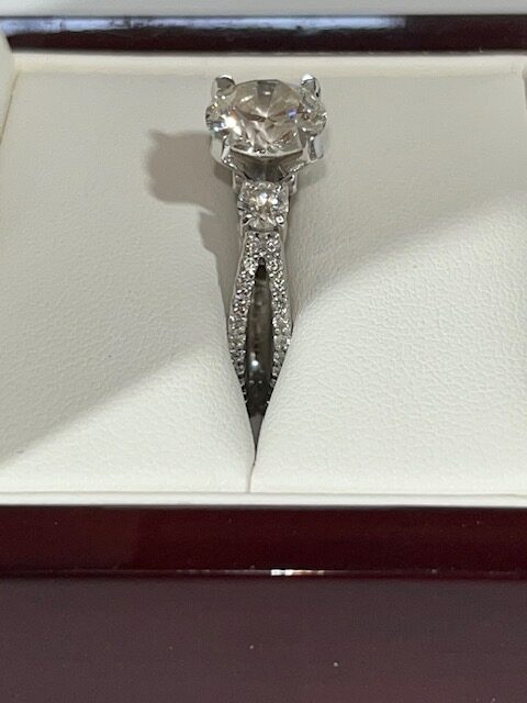 IGI 2.56 Carat E VS2 Round Lab Grown Diamond Ring - Image 3