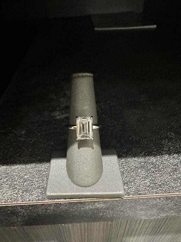 5.06 CT E VVS2 Lab Grown Emerald Diamond Ring - Image 4