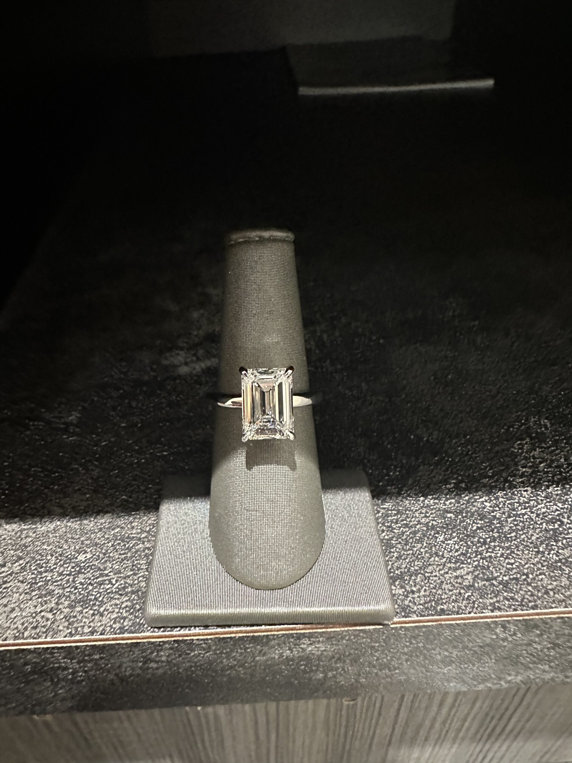 5.06 CT E VVS2 Lab Grown Emerald Diamond Ring - Image 4