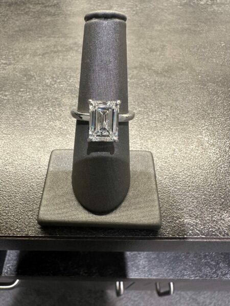 5.06 CT E VVS2 Lab Grown Emerald Diamond Ring - Image 6