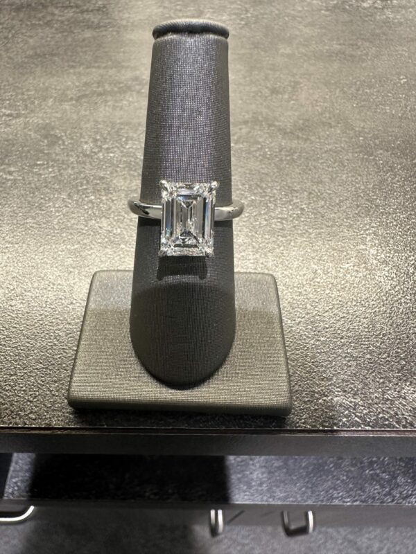 5.06 CT E VVS2 Lab Grown Emerald Diamond Ring - Image 6