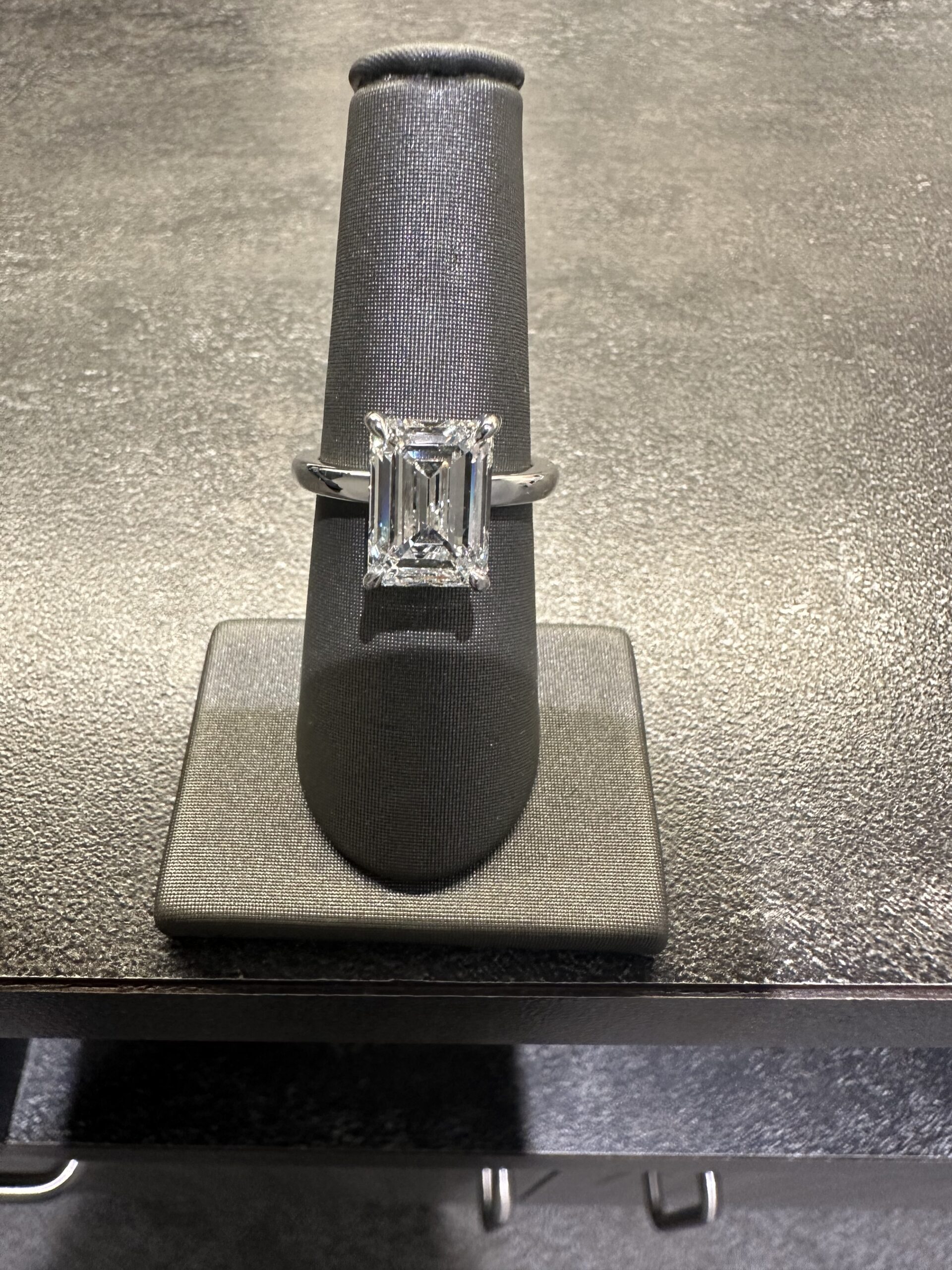 5.06 CT E VVS2 Lab Grown Emerald Diamond Ring - Image 6