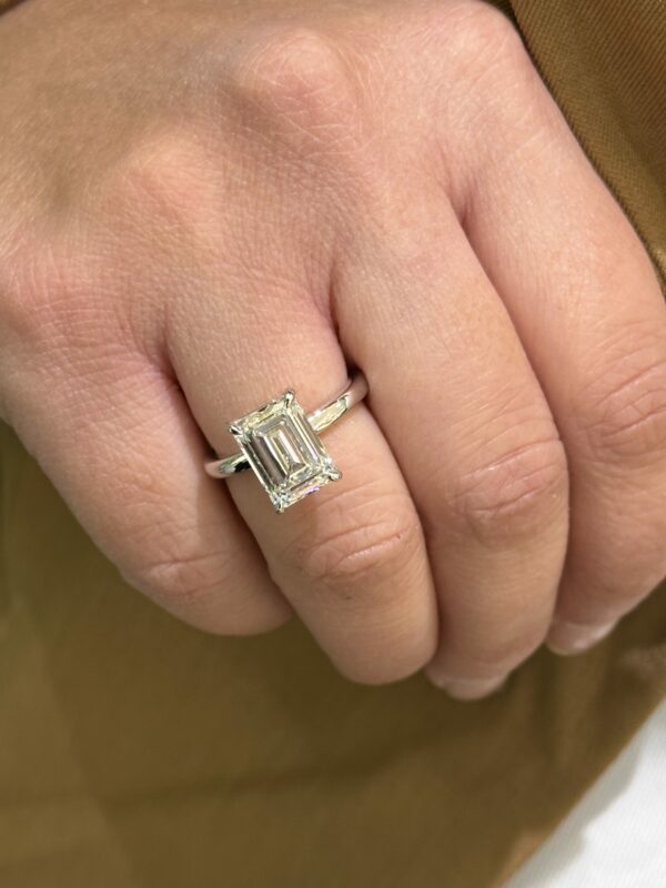 5.06 CT E VVS2 Lab Grown Emerald Diamond Ring - Image 2