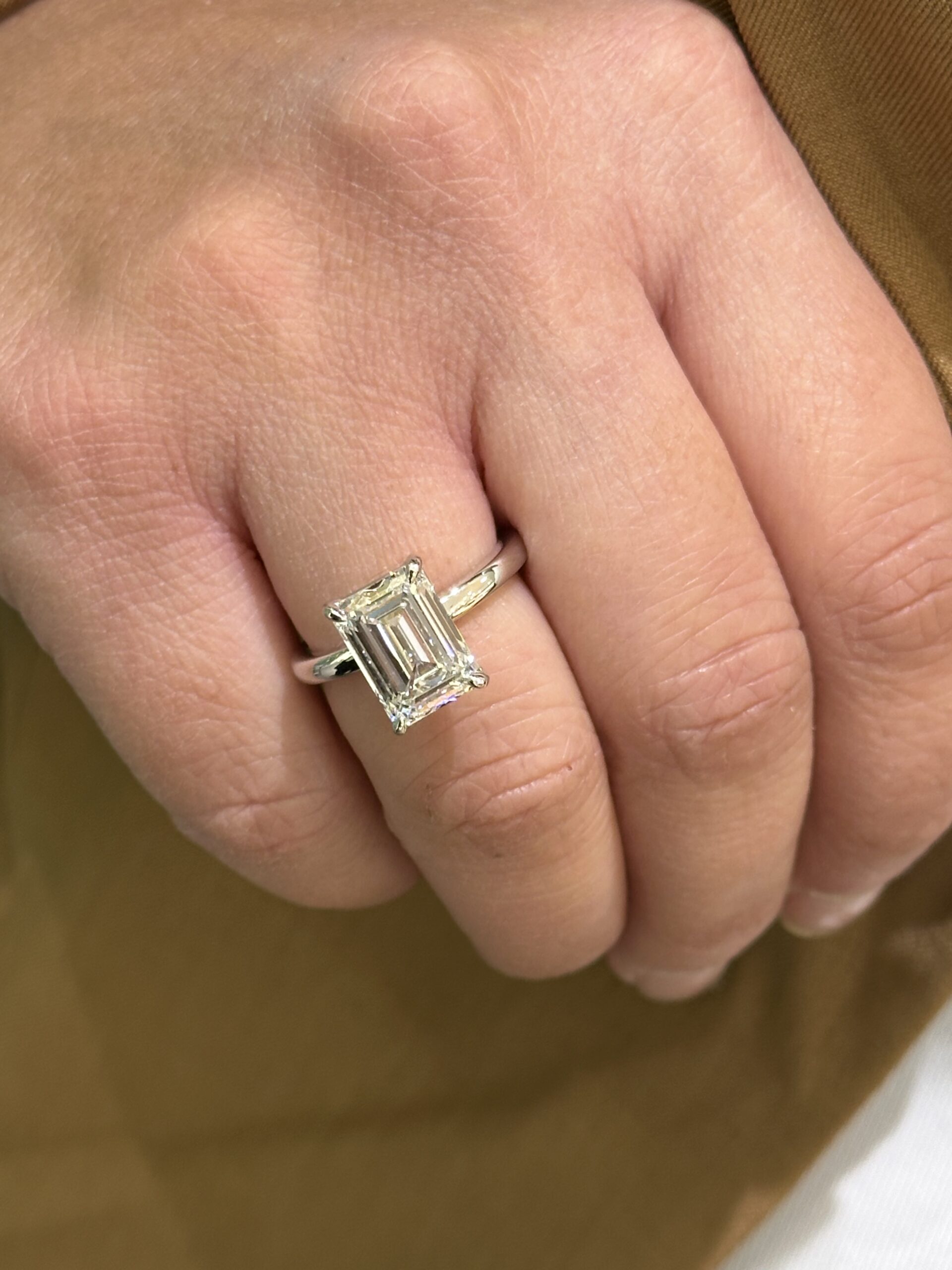 5.06 CT E VVS2 Lab Grown Emerald Diamond Ring - Image 2